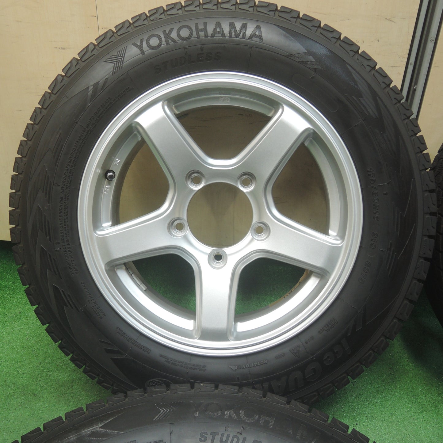 *送料無料* バリ溝！キレイ！9.5分以上★ジムニー等 175/80R16 スタッドレス ヨコハマ アイスガード G075 社外 アルミ 16インチ PCD139.7/5H★4032007SYス