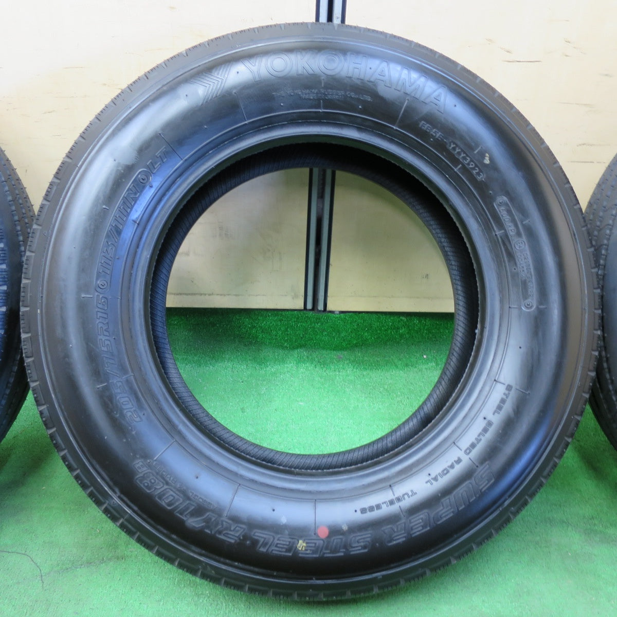 *送料無料* 新車外し！23年！ほぼ未使用★トラック タイヤ 205/75R16 113/111N ヨコハマ SUPER STEEL RY108B 16インチ★4060409イノタ