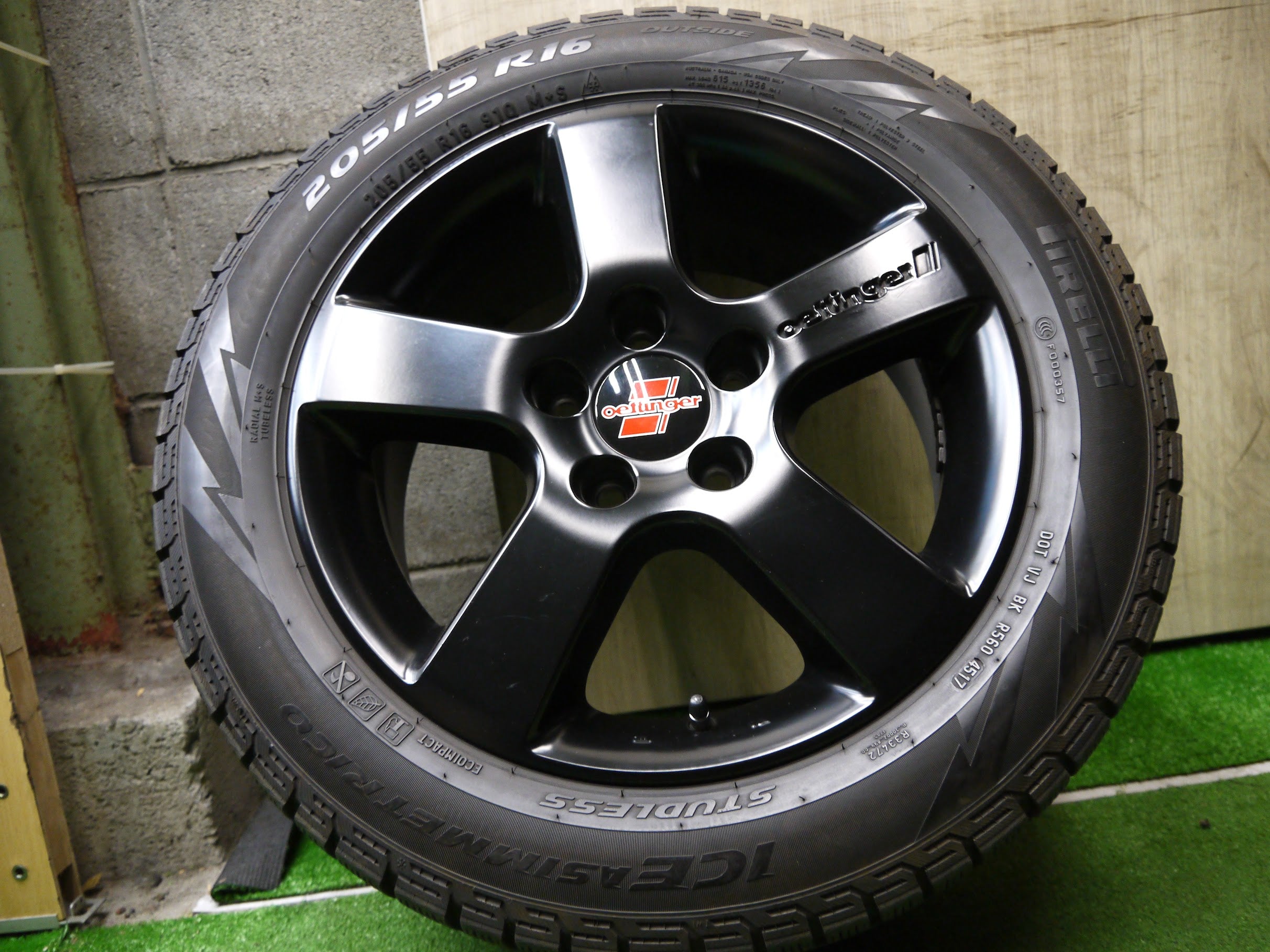 送料無料]キレイ☆ワーゲン アウディ 等 205/55R16 スタッドレス