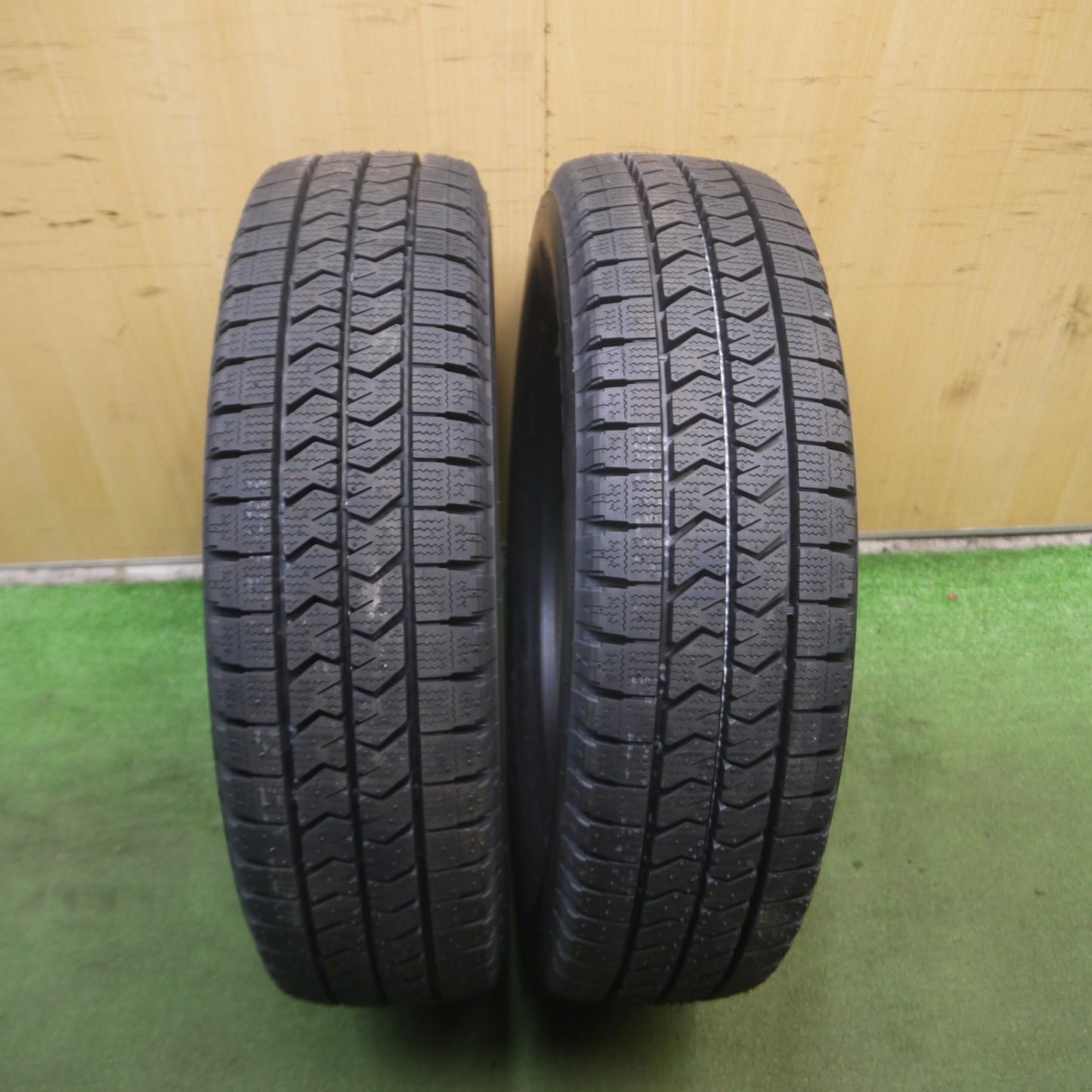 *送料無料* 未使用！23年★トラック タイヤ 205/75R16 113/111N スタッドレス ブリヂストン ブリザック W989 16インチ★4020902Hスタ