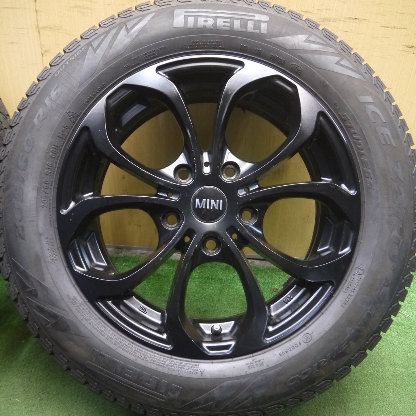 *送料無料* バリ溝！22年！9.5分以上★MINI ミニ 等 AGA 205/60R16 スタッドレス ピレリ アイス ゼロ 16インチ PCD120/5H★4021312Hス