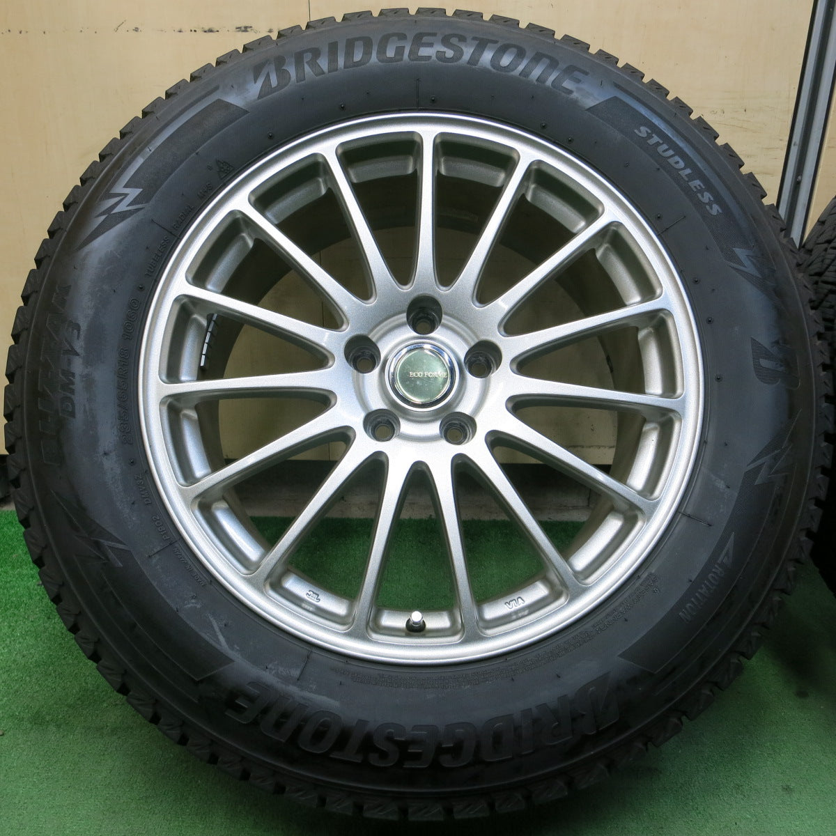 *送料無料*バリ溝！19年！キレイ！9.5分★スタッドレス 235/65R18 ブリヂストン ブリザック DM-V3 ECO FORME エコフォルム 18インチ PCD114.3/5H★3102002イス