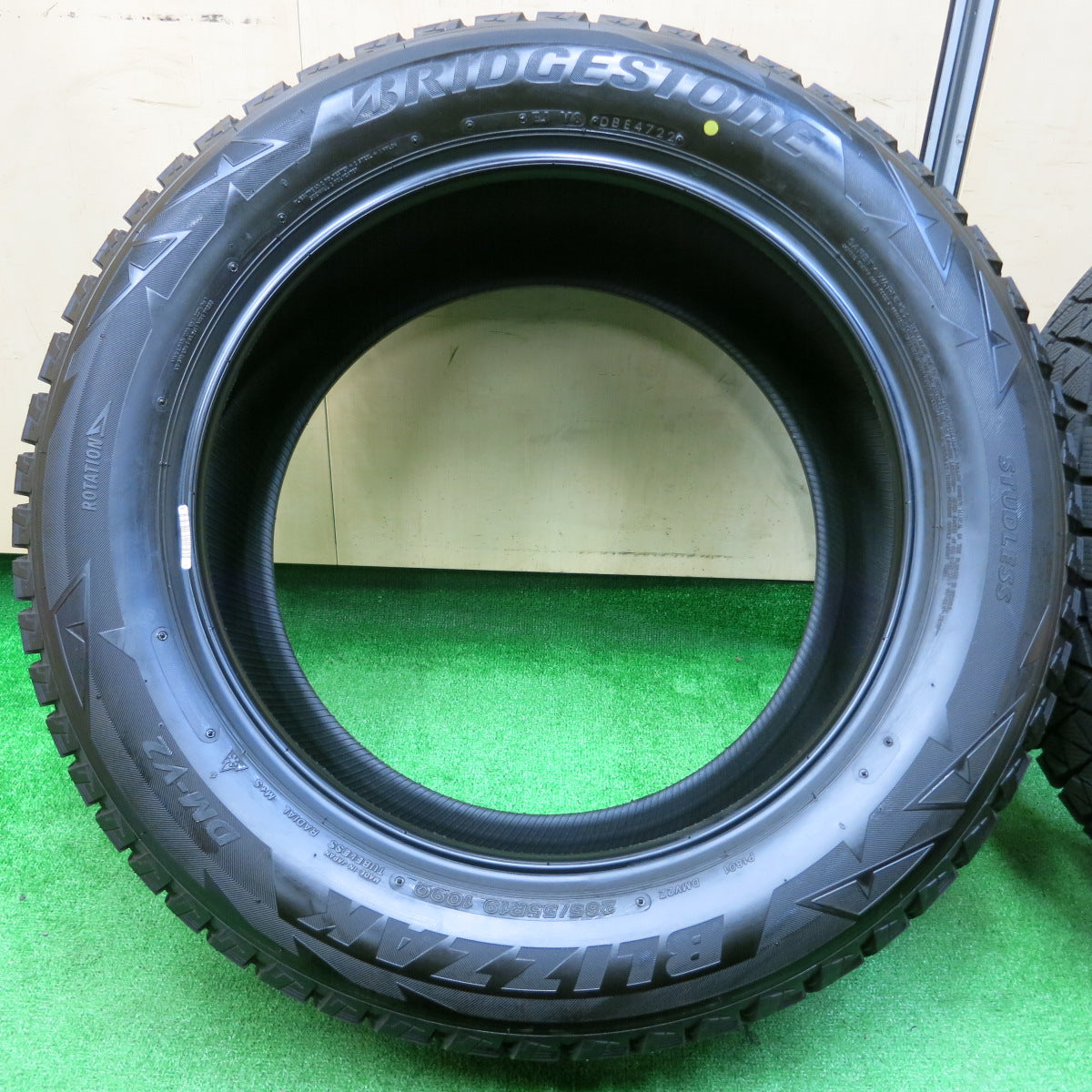 *送料無料*ほぼ未使用！22年！超バリ溝★スタッドレス 265/55R19 ブリヂストン ブリザック DM-V2 タイヤ 19インチ ランクル プラド ベンツ 等★3112404イスタ