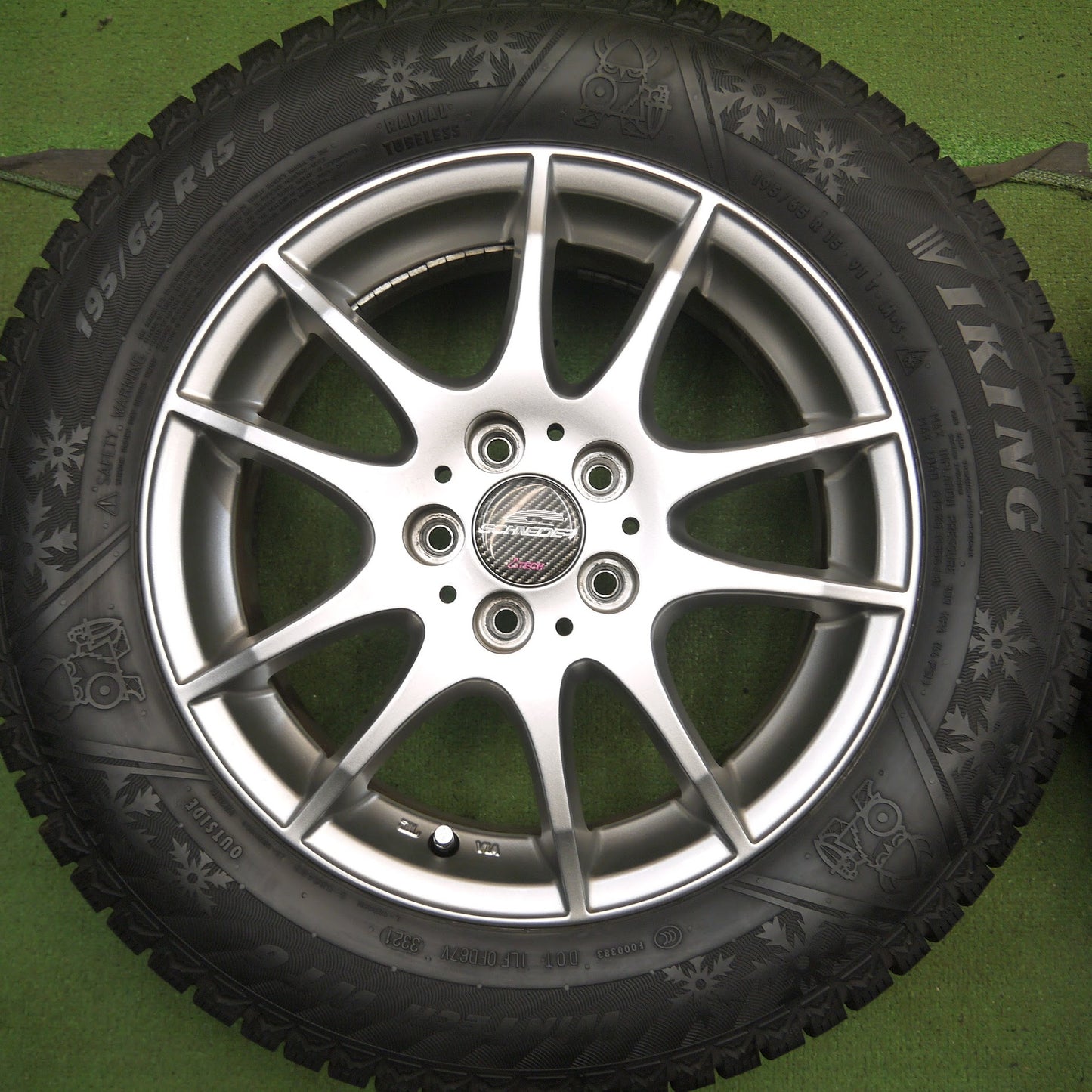 [送料無料]バリ溝！21年！綺麗！ほぼ10分★プリウス等 195/65R15 スタッドレス バイキング WINTECH WT6 SCHNEIDER シュナイダー 15インチ PCD100/5H★3070708Hス