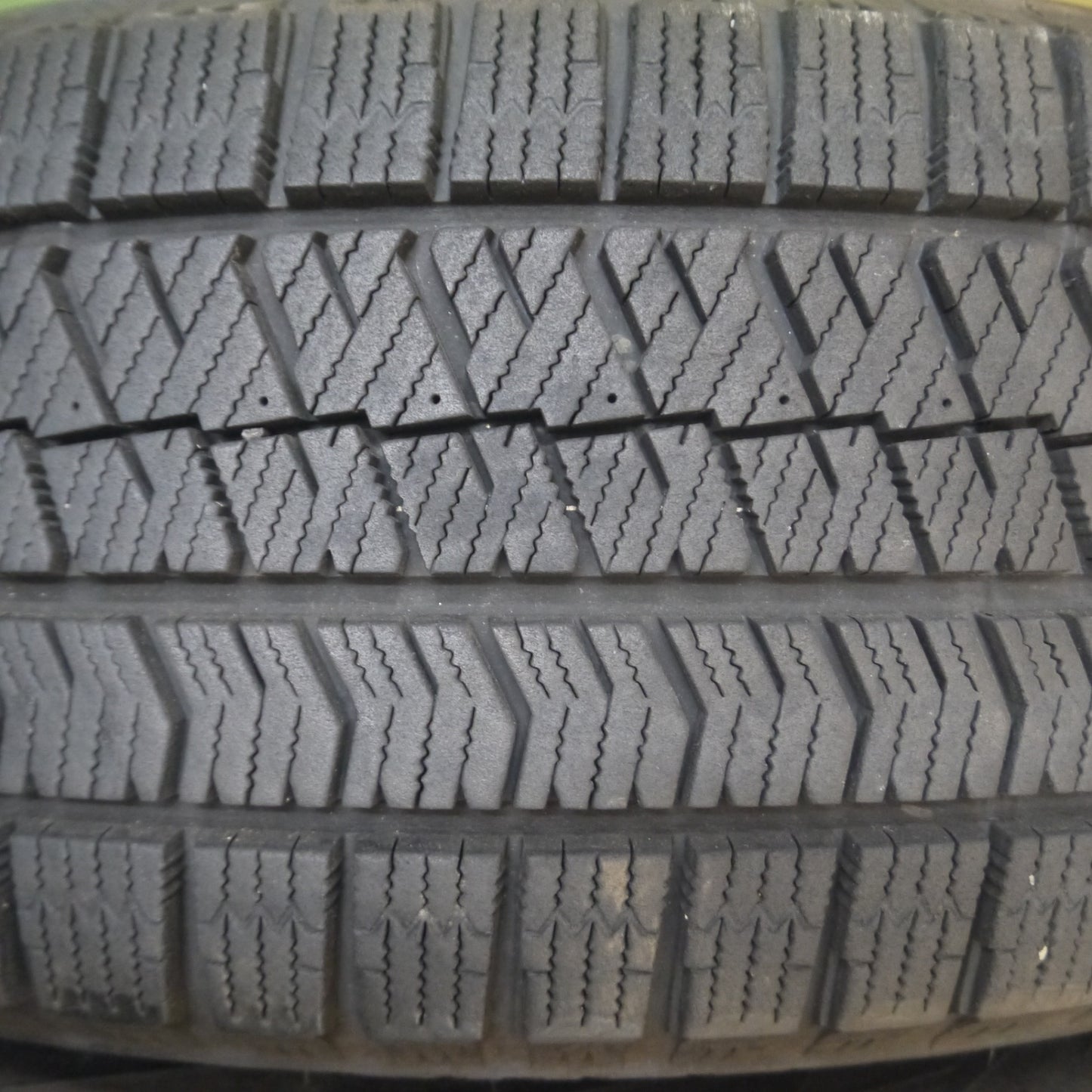 *送料無料* バリ溝！20年！9分★スタッドレス 205/60R16 ブリヂストン ブリザック VRX2 タイヤ 16インチ ノア ヴォクシー等★4021910Hスタ