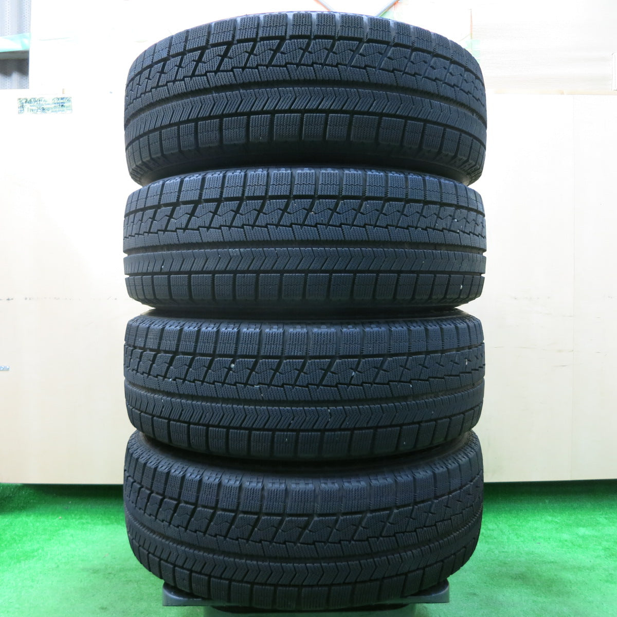 *送料無料*バリ溝！キレイ！9.5分以上★スタッドレス 215/65R16 ブリヂストン ブリザック VRX BALMINUM バルミナ 16インチ PCD114.3/5H★3120613イス