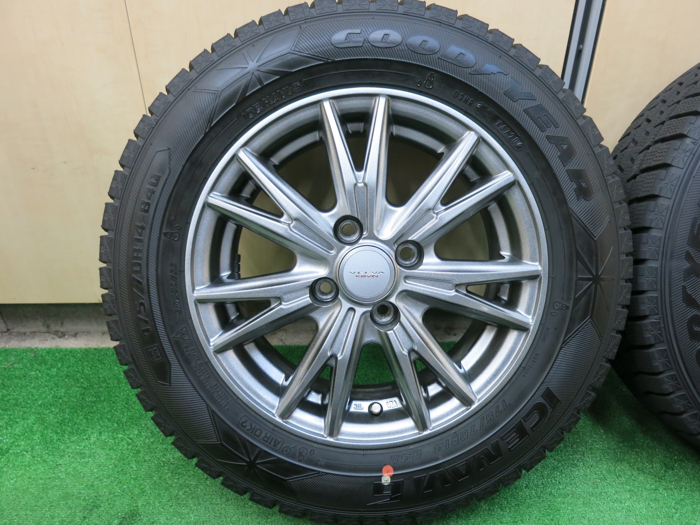 [送料無料]バリ溝！20年！キレイ！ほぼ10分★スタッドレス 175/70R14 グッドイヤー アイスナビ6 VELVA KEVIN ヴェルヴァ  14インチ PCD100/4H★3021502ヒス