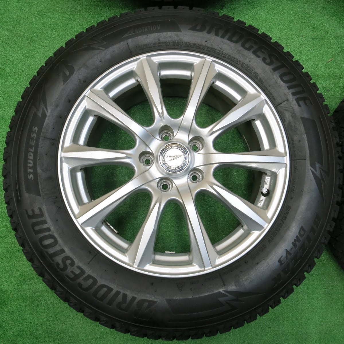 [送料無料]バリ溝！19年！キレイ！8.5分★スタッドレス 225/65R17 ブリヂストン ブリザック DM-V3 JOKER ジョーカー 17インチ PCD114.3/5H★3112002イス