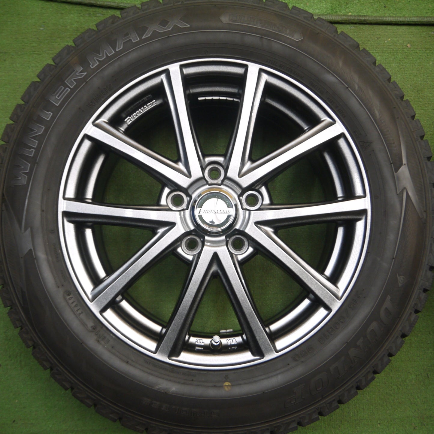 *送料無料* 超バリ溝！キレイ！9.5分以上★スタッドレス 215/60R16 ダンロップ ウインターマックス WM02 EUROMAGIC ユーロマジック PCD114.3/5H★4031206Hス