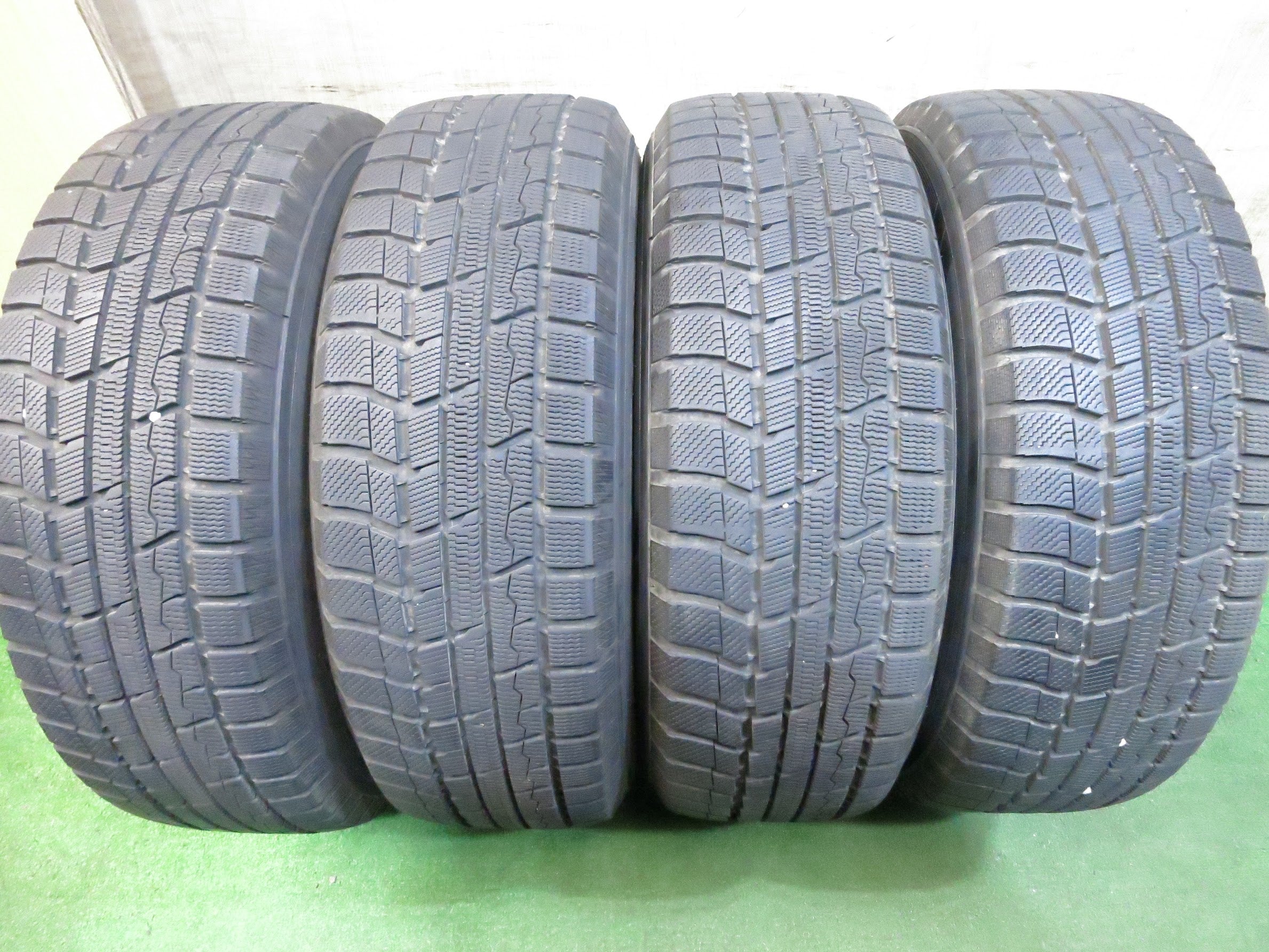 送料無料]バリ溝！キレイ！9.5分☆スタッドレス 225/65R17 トーヨー