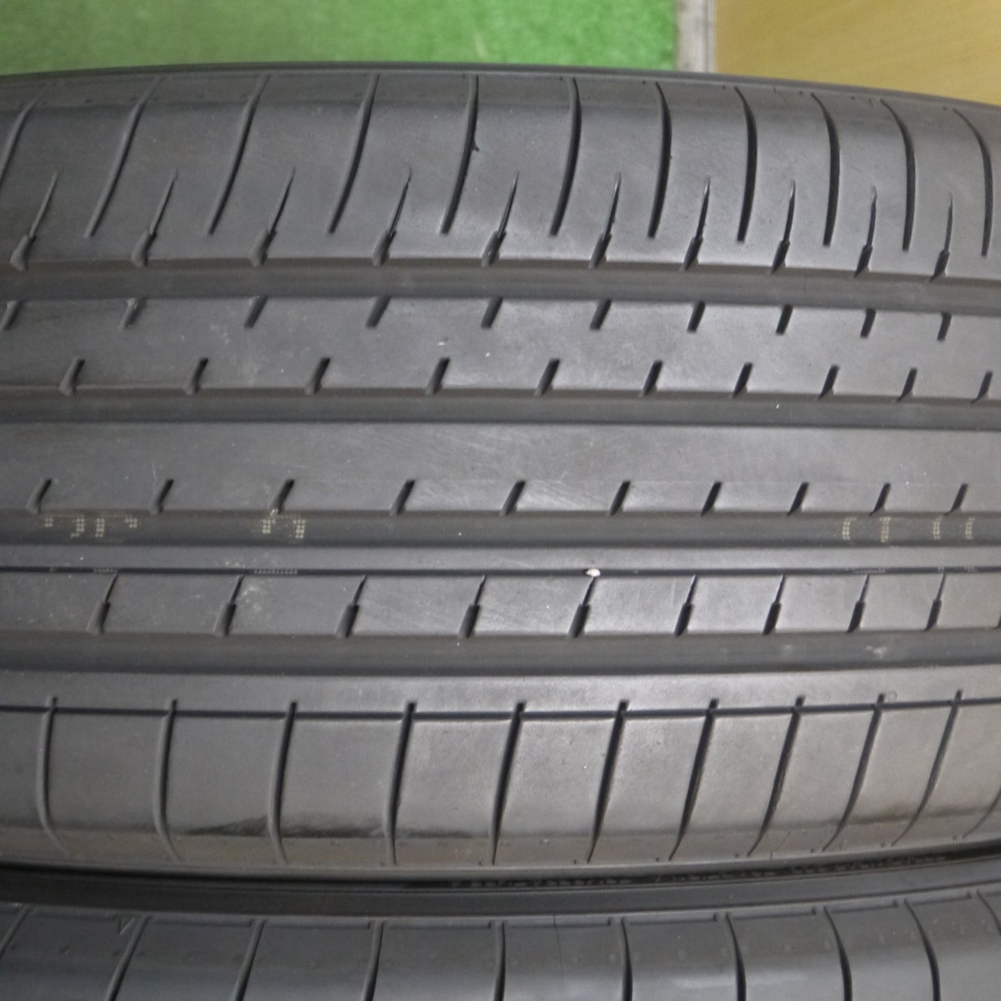 *送料無料* バリ溝！23年！9.5分★235/55R20 ヨコハマ BluEarth-XT AE61 ブルーアース XT タイヤ 20インチ レクサス RX 等★4022306KKノタ