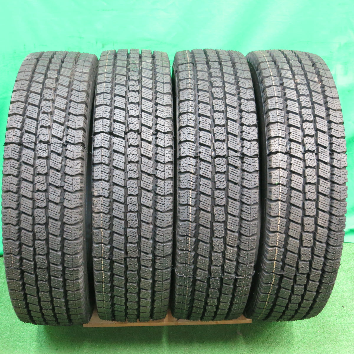 *送料無料*未使用！19年★トラック 再生 タイヤ スタッドレス 205/70R17.5 115/113L ヨコハマ ブリヂストン ベース TOKO M934 17.5インチ★3110201KKスタ