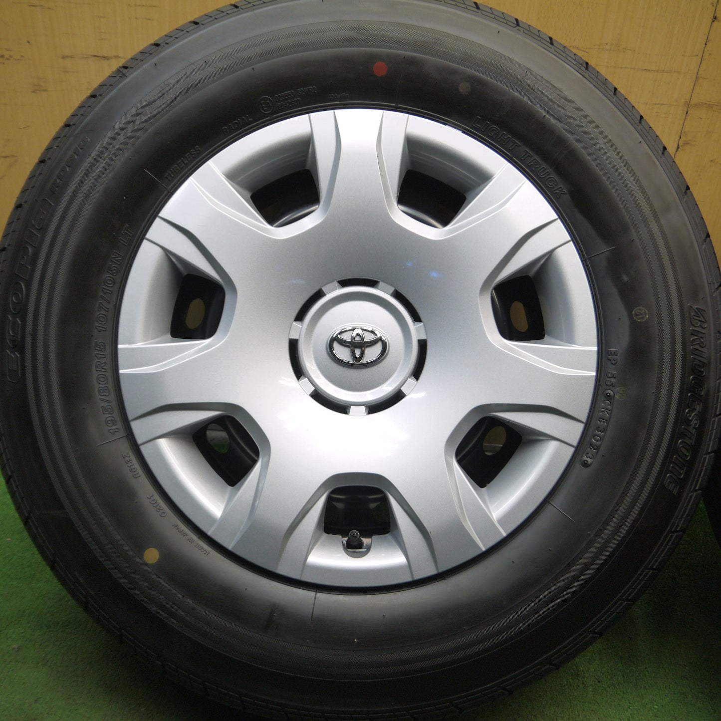 *送料無料*新車外し！23年★トヨタ 200系 ハイエース 純正 スチール 195/80R15 107/105N ブリヂストン エコピア RD613 PCD139.7/6H★3110103Hノ