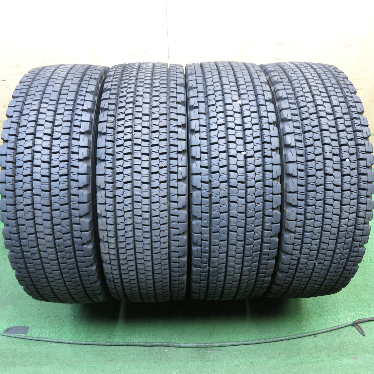 *送料無料* バリ溝！22年！9.5分★トラック タイヤ 245/70R19.5 136/134J スタッドレス ブリヂストン W900 19.5インチ★4022208クスタ