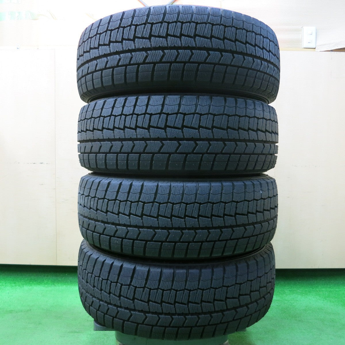 *送料無料*超バリ溝！22年！キレイ！ほぼ10分★スタッドレス 215/55R17 ダンロップ ウインターマックス WM02 GRASS グラス 17インチ PCD114.3/5H★4012908イス