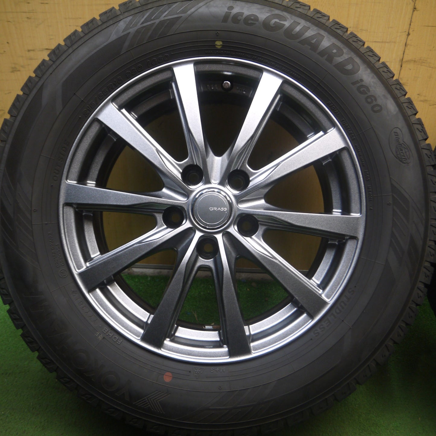 *送料無料* バリ溝！キレイ！9.5分★スタッドレス 215/65R16 ヨコハマ アイスガード iG60 GRASS グラス 16インチ PCD114.3/5H★4021907Hス