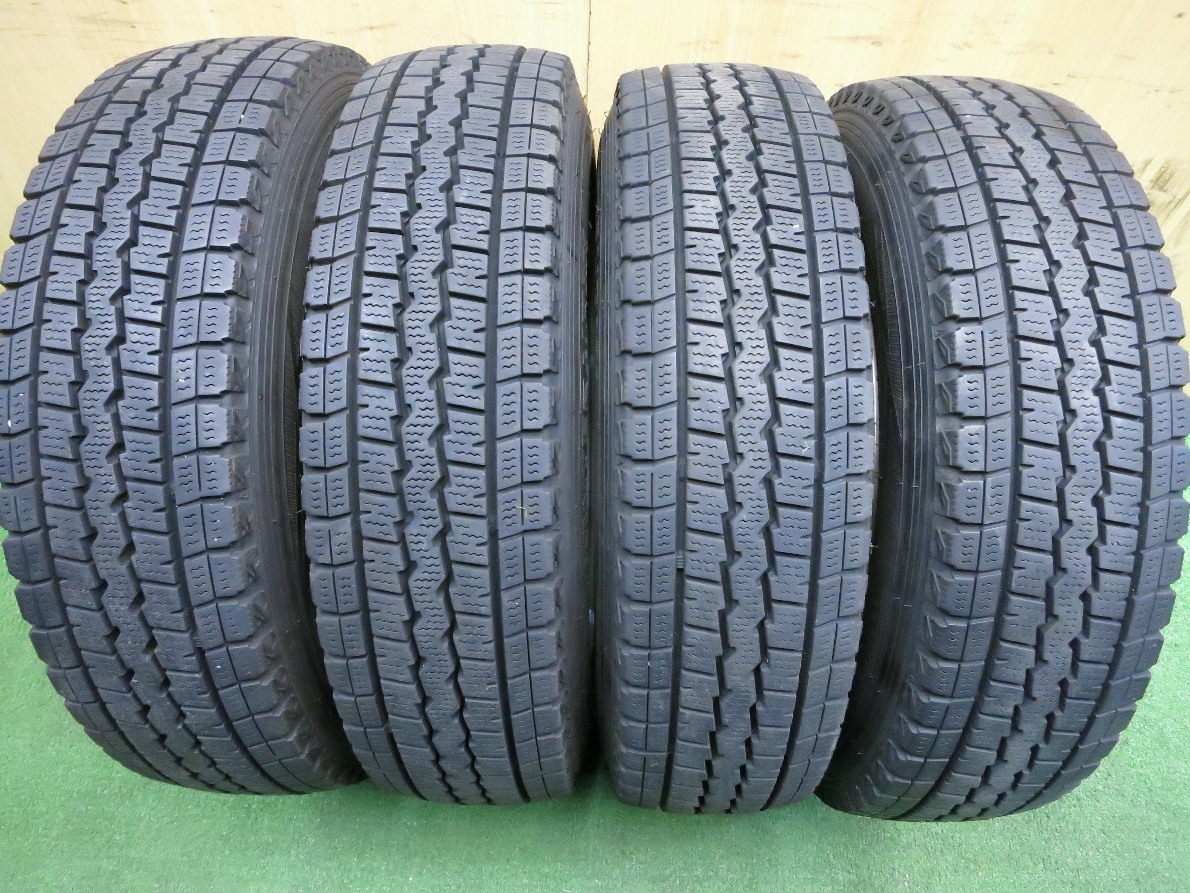 送料無料]バリ溝！キレイ！9.5分☆スタッドレス 155/80R14 88/86N