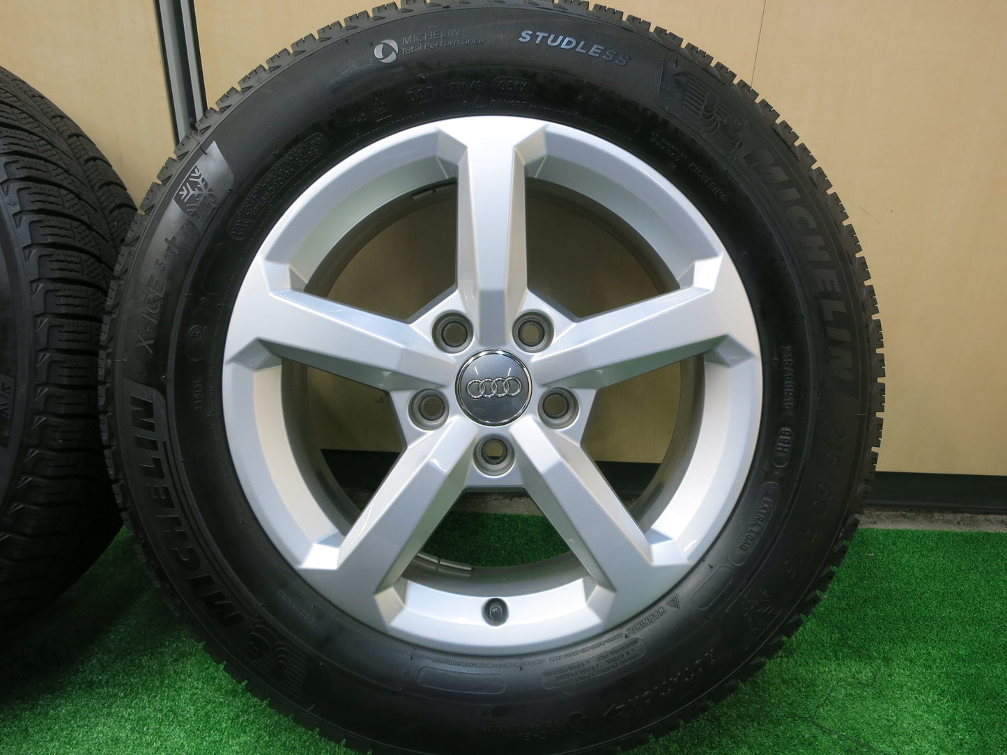 [送料無料]美品！18年★アウディ Q2 純正 215/60R16 スタッドレス ミシュラン X-ICE3+ 16インチ PCD112/5H★2110802ヒス