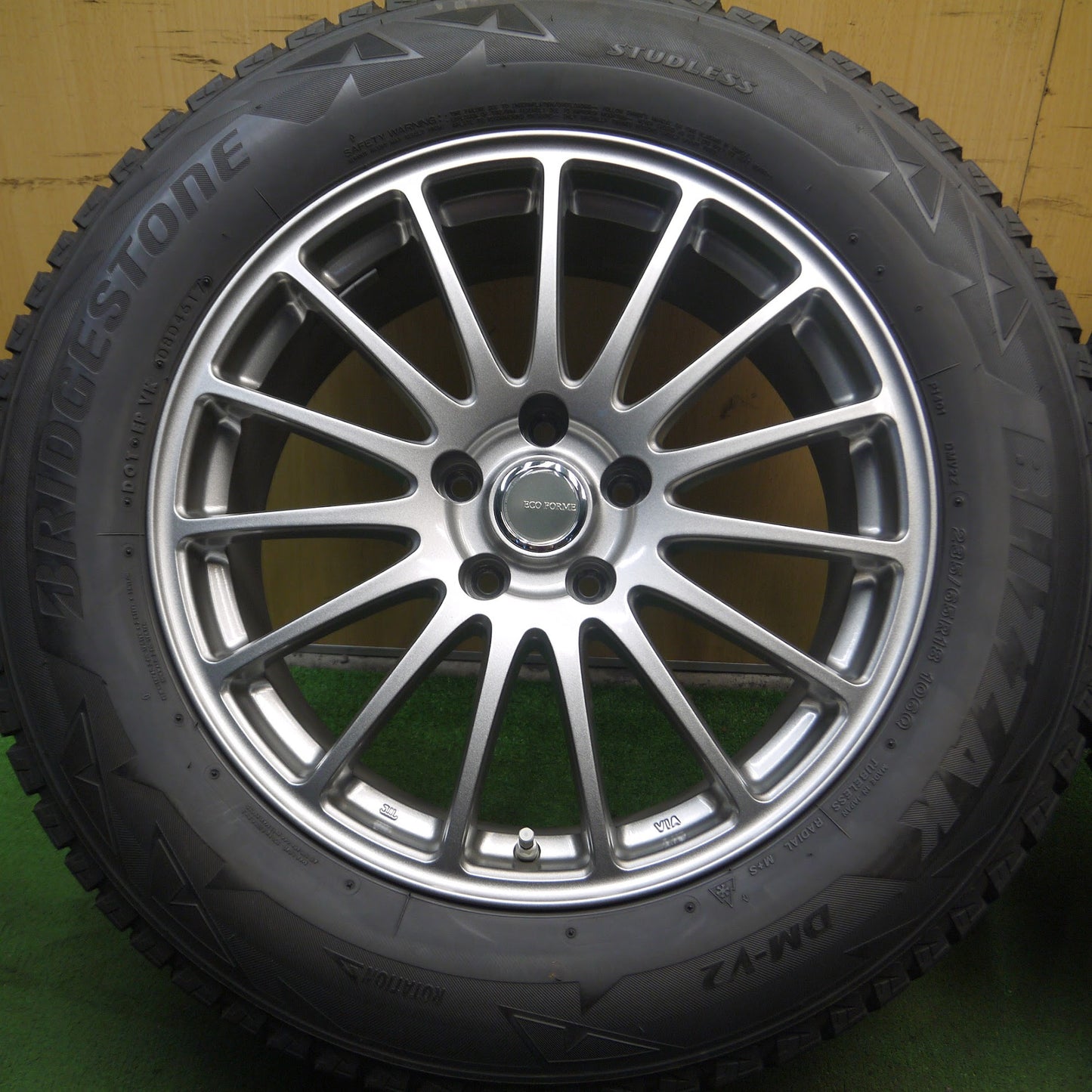 [送料無料]バリ溝！キレイ！8.5分★スタッドレス 235/65R18 ブリヂストン ブリザック DM-V2 ECO FORME エコフォルム 18インチ PCD114.3/5H★3100303Hス