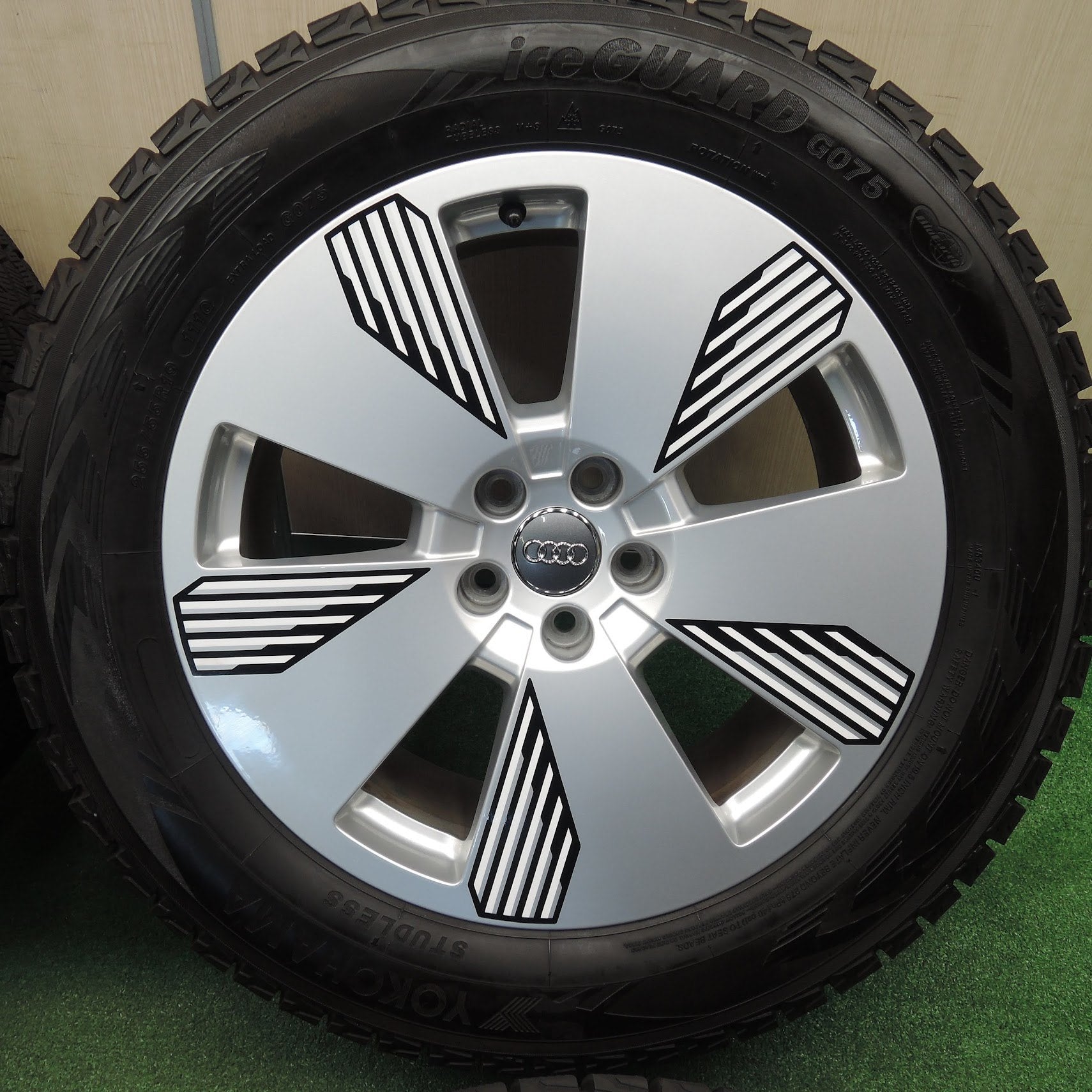 送料無料] バリ溝！21年！キレイ！9.5分☆アウディ Q8 E-TRON 純正 255/55R19 スタッドレス ヨコハマ G075 P |  名古屋/岐阜の中古カー用品・工具の買取/販売ならガレージゲット