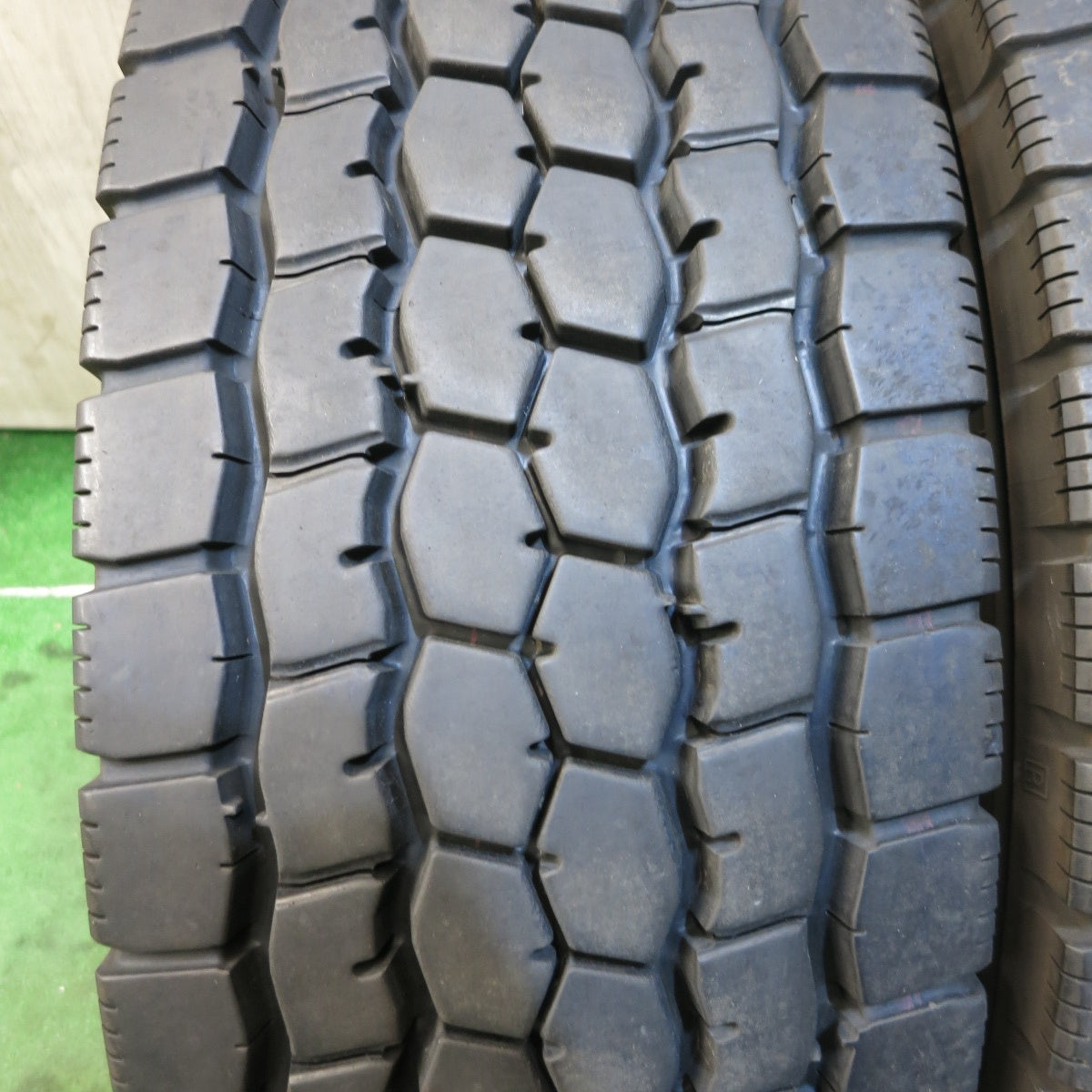 *送料無料*バリ溝！23年！8.5分★トラック タイヤ 245/70R19.5 136/134J ブリヂストン M888 ミックス オールシーズン 19.5インチ★4013008クスタ