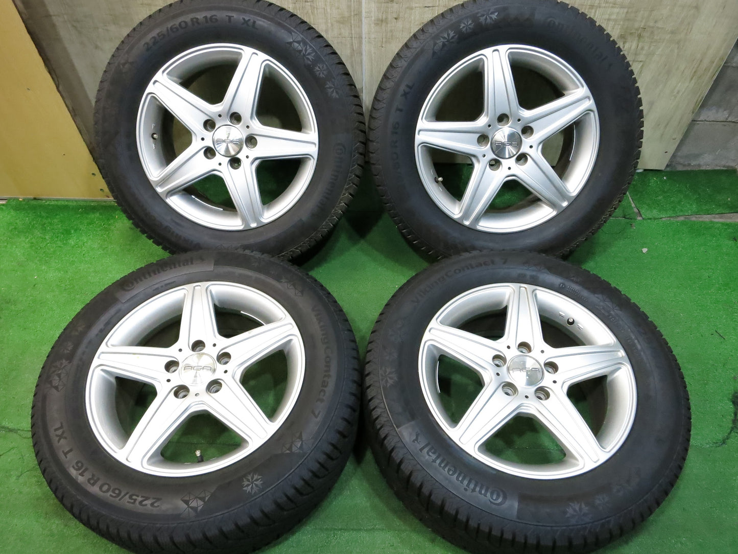 [送料無料]バリ溝！18年！9.5分以上★ベンツ ワーゲン 等 AGA 225/60R16 スタッドレス コンチネンタル バイキング コンタクト7 16インチ PCD112/5H★2120607Hス