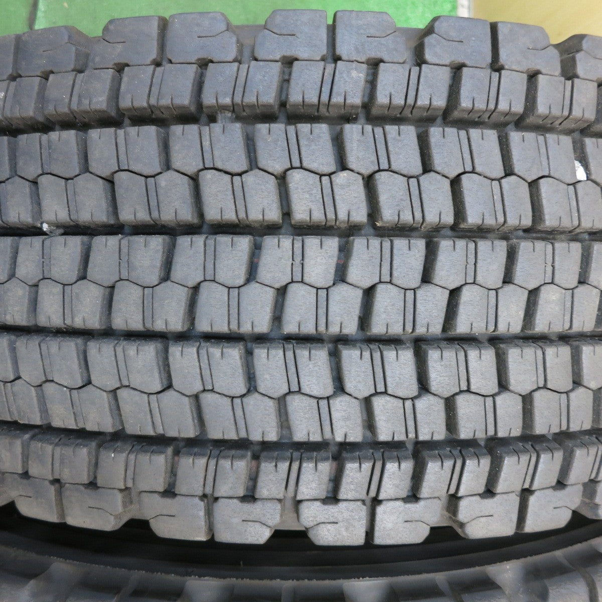 *送料無料* バリ溝！22年！9.5分★トラック タイヤ 245/70R19.5 136/134J スタッドレス ブリヂストン W900 19.5インチ★4022208クスタ