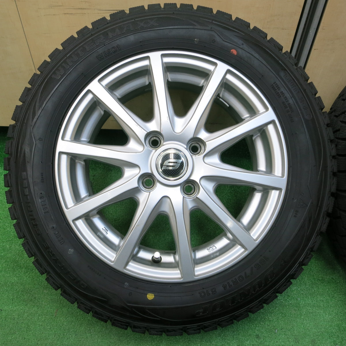 *送料無料*超バリ溝！キレイ！ほぼ10分★スタッドレス 165/70R14 ダンロップ ウインターマックス WM01 STRANGER ストレンジャー  14インチ PCD100/4H★3122508イス