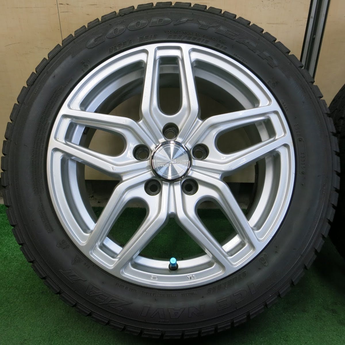 [送料無料]バリ溝！9.5分★ベンツ 等 205/55R16 スタッドレス グッドイヤー アイスナビ ZEA2 Nexxus enro 社外 アルミ 16インチ PCD112/5H★3090601イス