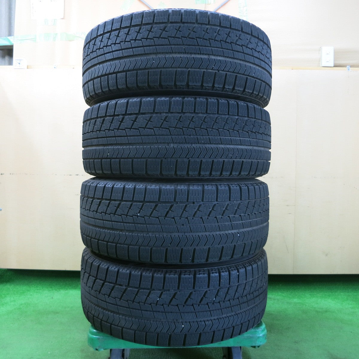 *送料無料* バリ溝！キレイ！8.5分★アウディ A6 純正 225/55R17 スタッドレス ブリヂストン ブリザック VRX 17インチ  PCD112/5H★4030802イス