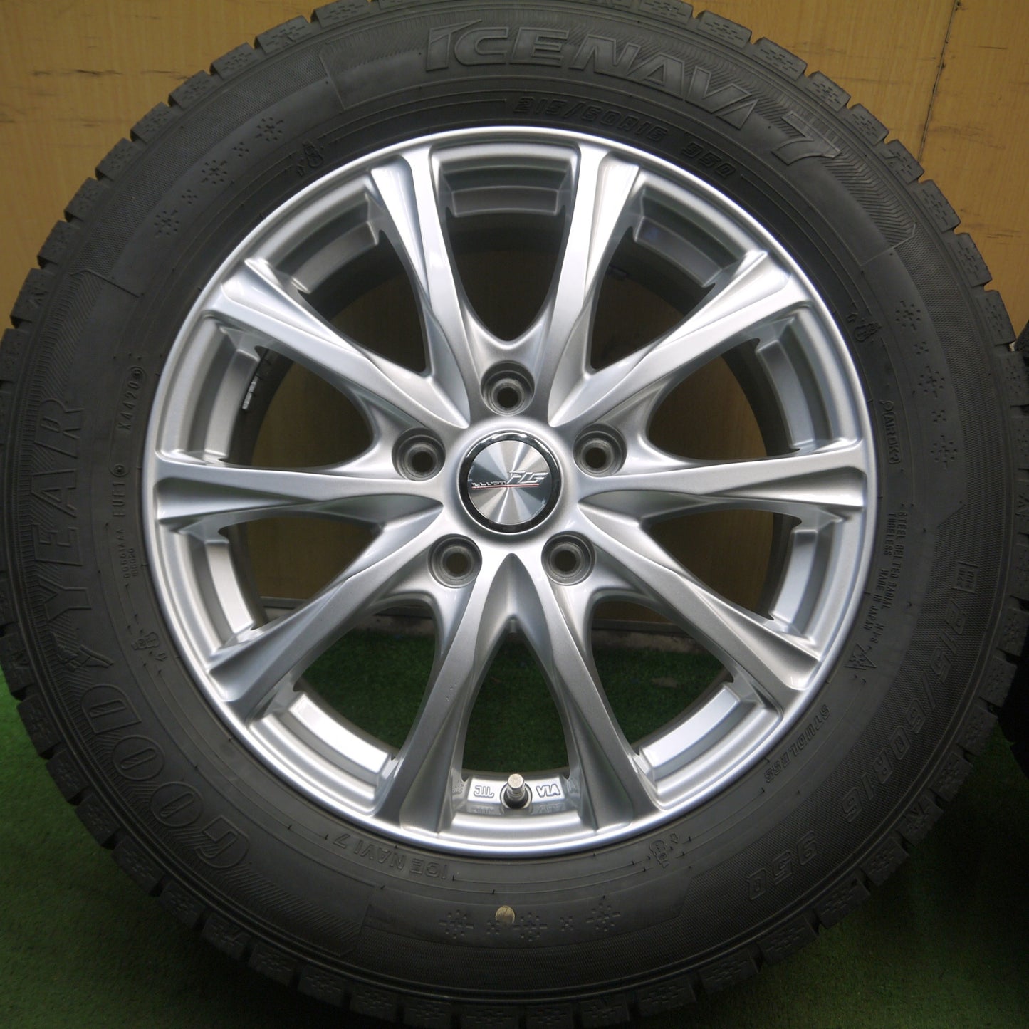 *送料無料* バリ溝！21年！キレイ！9.5分★スタッドレス 215/60R16 グッドイヤー アイスナビ7 アイスナビ8 ILLUGA iG 16インチ PCD114.3/5H★4030604Hス