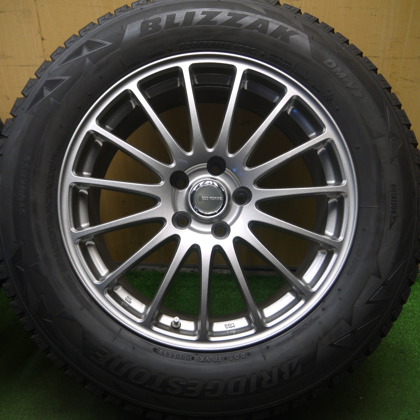 [送料無料]バリ溝！キレイ！8.5分★スタッドレス 235/65R18 ブリヂストン ブリザック DM-V2 ECO FORME エコフォルム 18インチ PCD114.3/5H★3100303Hス