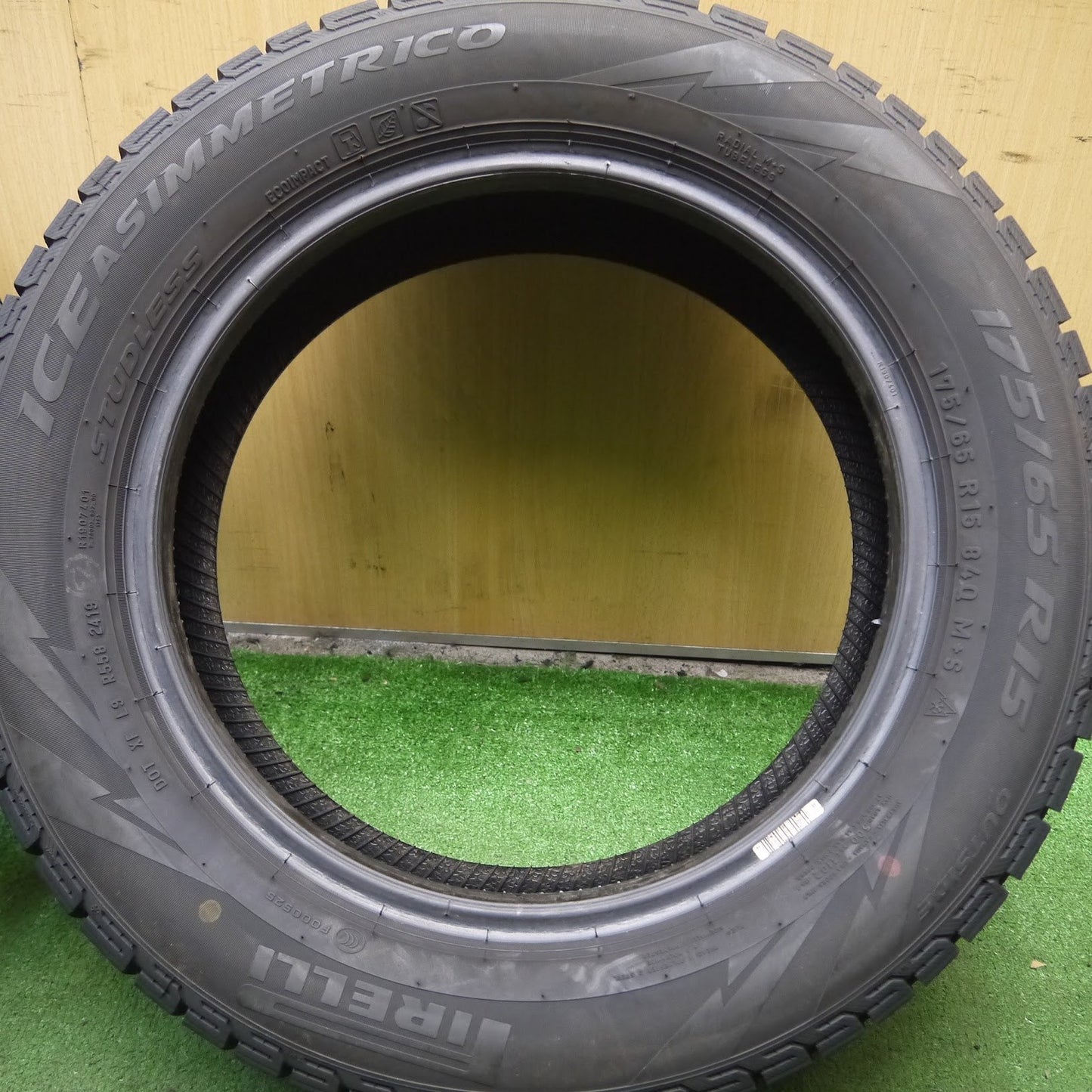 [送料無料]バリ溝！19年！9.5分以上★スタッドレス 175/65R15 ピレリ アイスアシンメトリコ タイヤ アクア ヴィッツ 等★3083006Hスタ