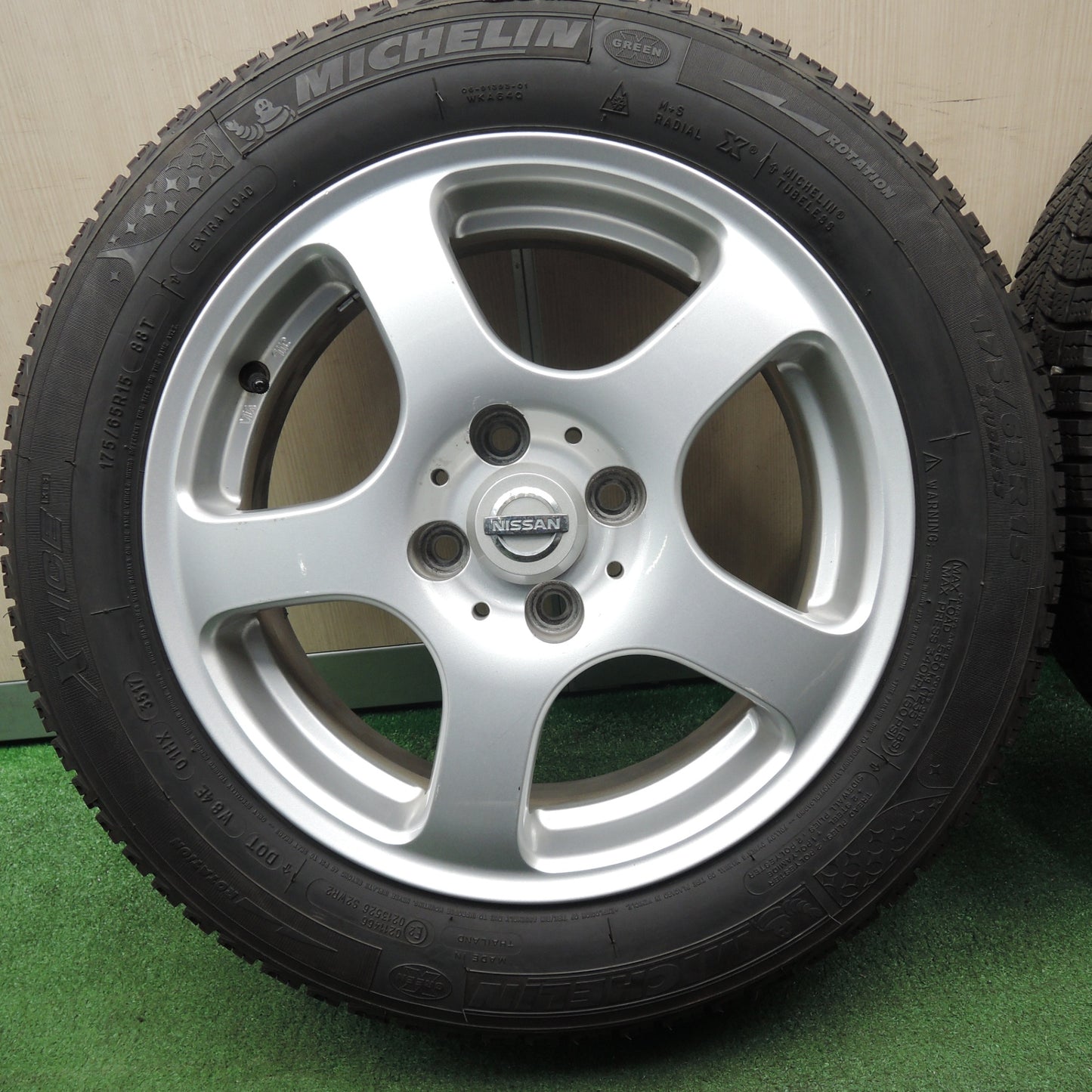 *送料無料* バリ溝！9分★日産 キューブ 純正 175/65R15 スタッドレス ミシュラン X-ICE XI3 15インチ PCD100/4H★4021605NJス