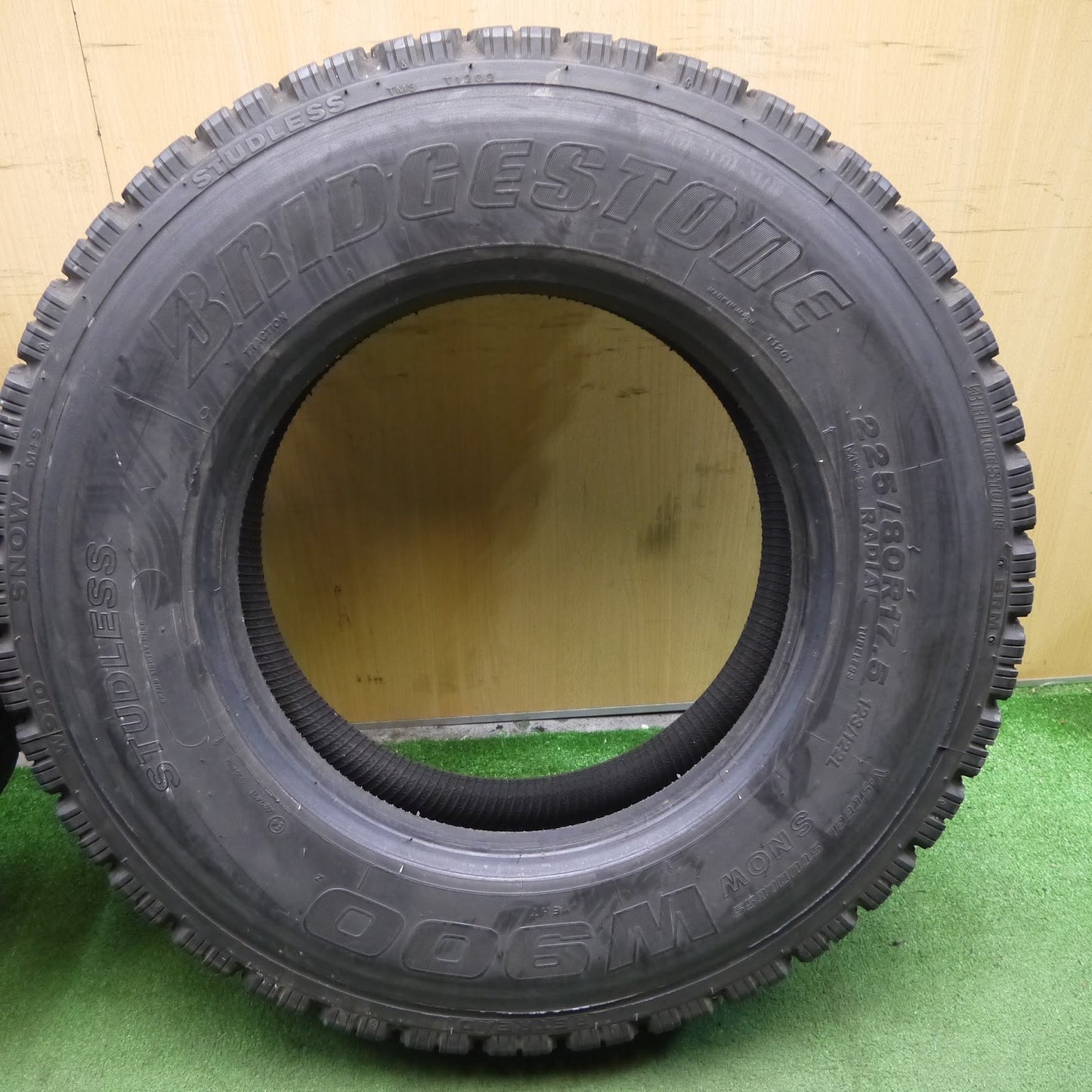 [送料無料]2本価格★トラック 再生 タイヤ 225/80R17.5 123/122L スタッドレス ブリヂストン W910 ベース 17.5インチ★3040504クスタ