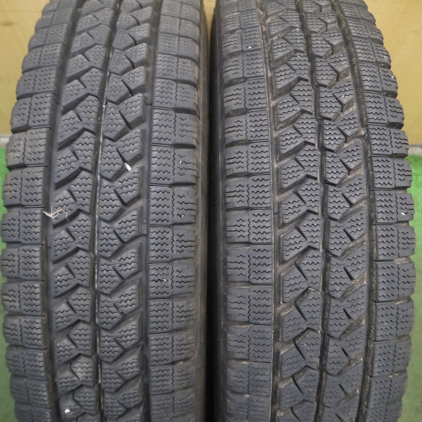 *送料無料* バリ溝！22年！9.5分★トラック タイヤ 205/85R16 117/115L スタッドレス ブリヂストン ブリザック W979 16インチ★4022909KKスタ