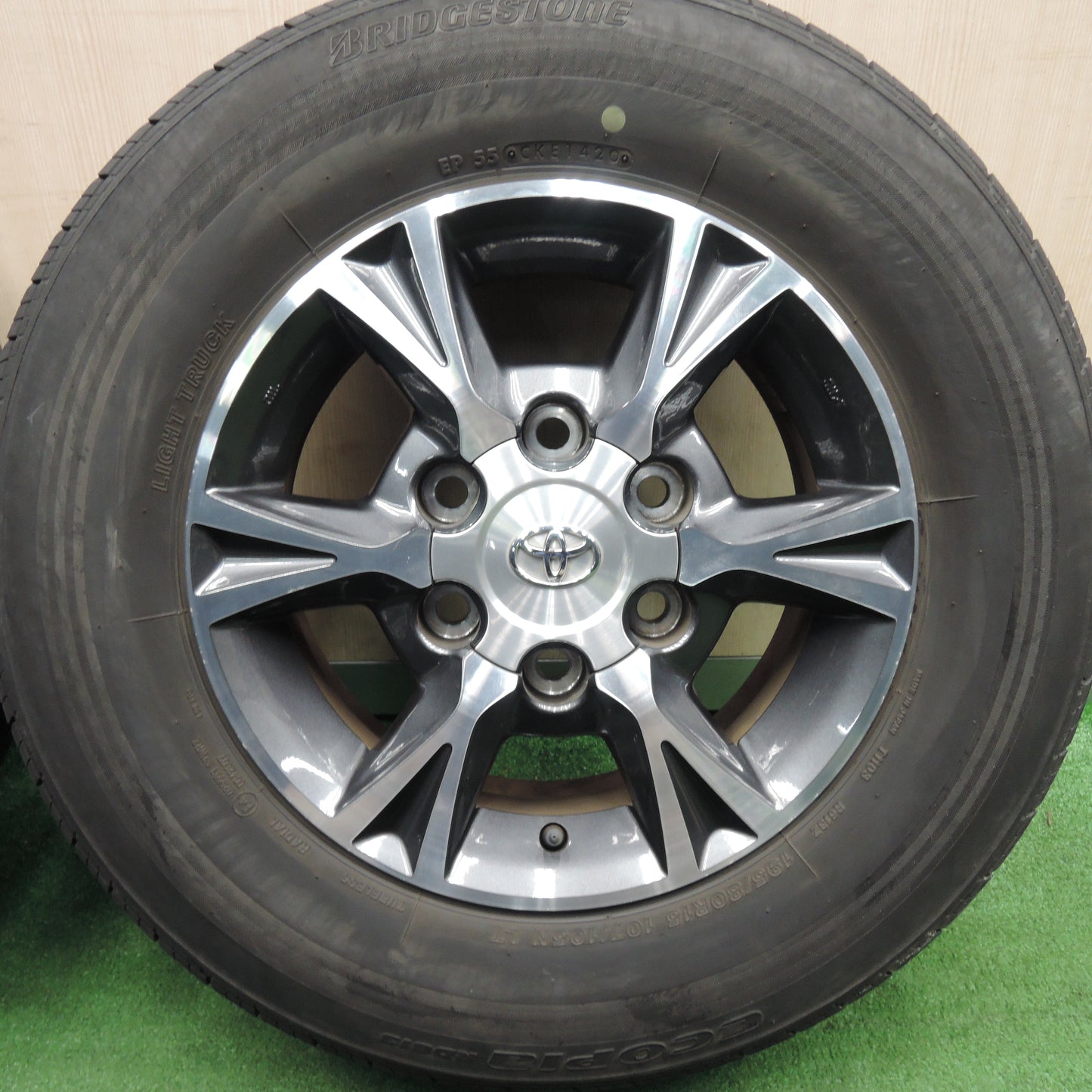 *送料無料*バリ溝！20年！8.5分★トヨタ 200系 ハイエース 純正 OP 195/80R15 107/105N ブリヂストン エコピア RD613 PCD139.7/6H★3121001HAノ