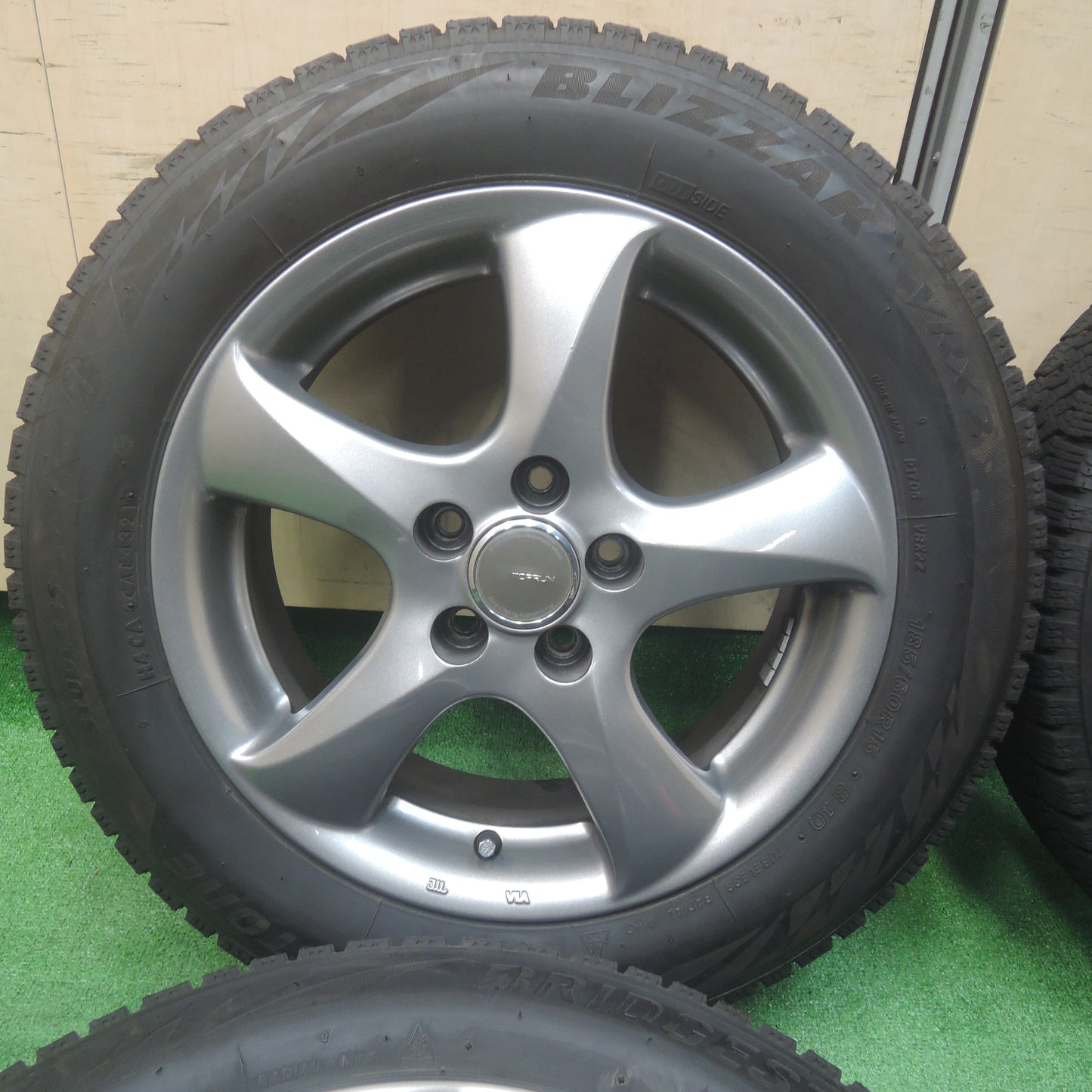 *送料無料*バリ溝！21年！キレイ！9.5分以上★スタッドレス 185/60R15 ブリヂストン ブリザック VRX2 TOPRUN トップラン 15インチ PCD100/5H シエンタ等★3122705SYス