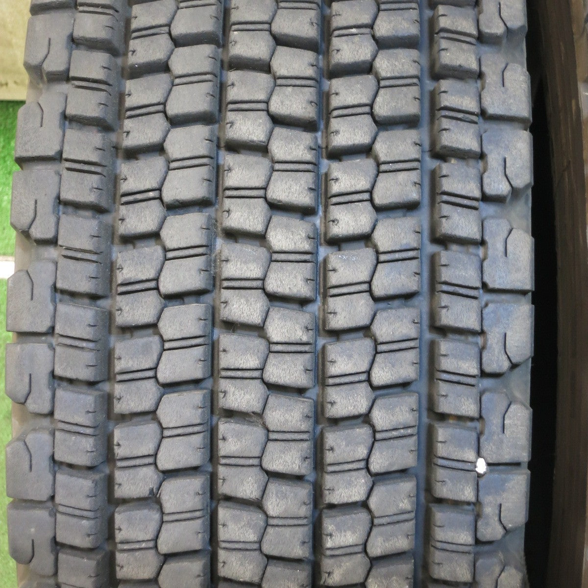 *送料無料* バリ溝！22年！9分★トラック タイヤ 265/70R19.5 140/138J スタッドレス ブリヂストン W900  19.5インチ★4021408クスタ