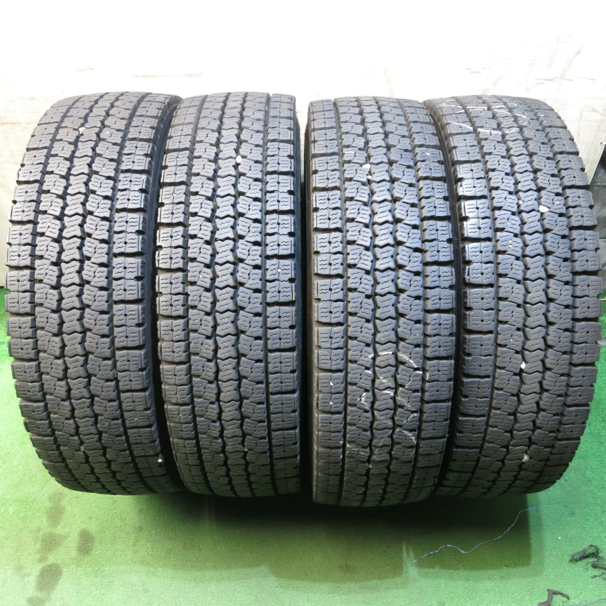 *送料無料* バリ溝！8.5分★トラック タイヤ 245/70R19.5 136/134J スタッドレス トーヨー M919 19.5インチ★4022103クスタ