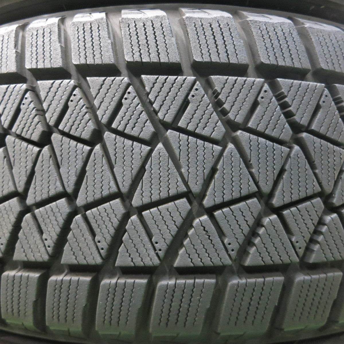 タイヤの種類スタッドレスタイヤ値下げ！バリ溝　ブリヂストン　ブリザックDM-V2 265/60r18