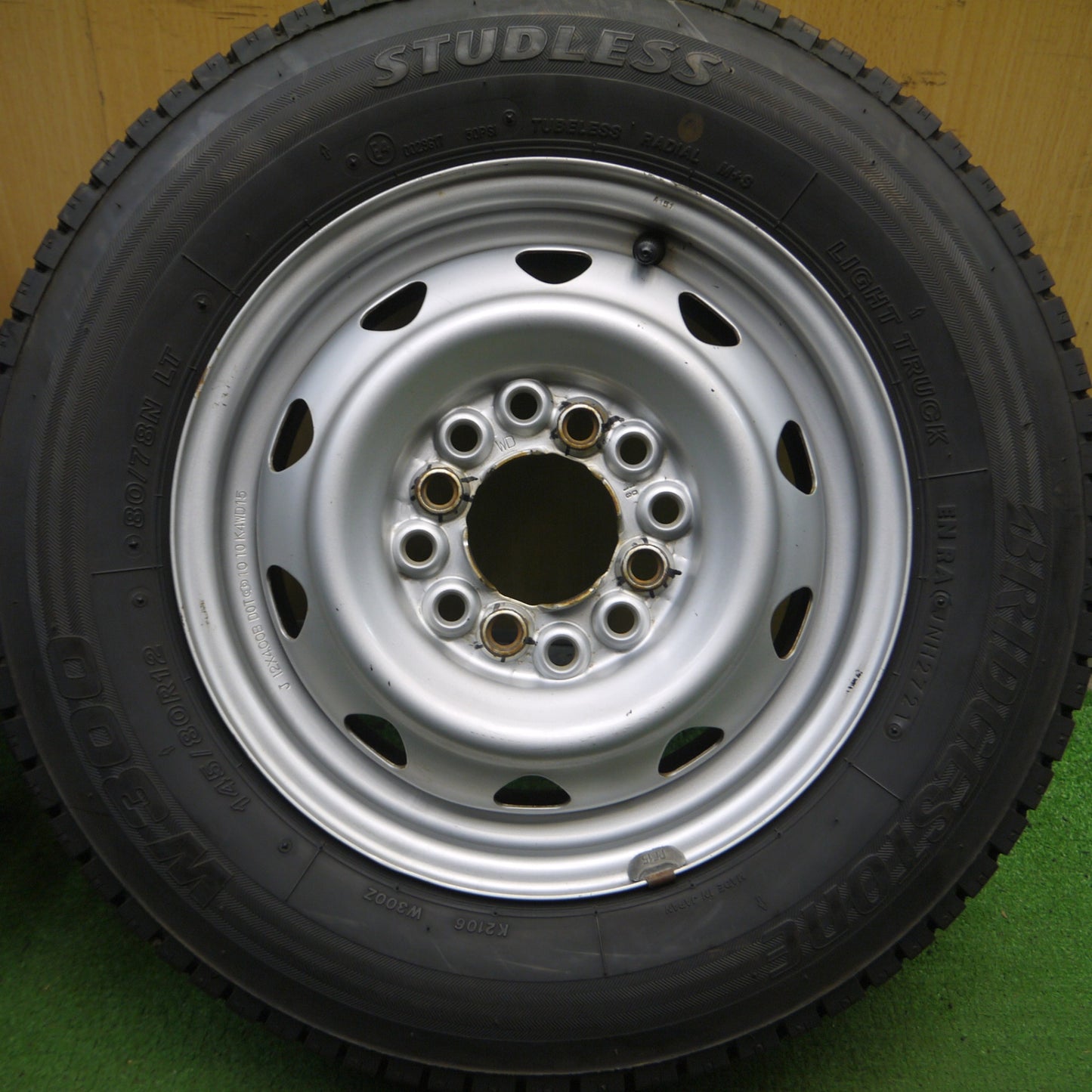 *送料無料* バリ溝！21年！9.5分★スタッドレス 145/80R12 80/78N ブリヂストン W300 スチール ホイール PCD100 110 114.3/4H マルチ★4022104Hス