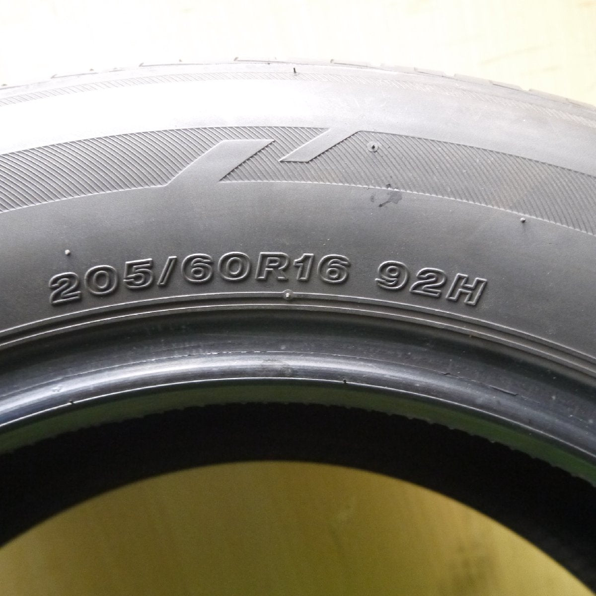 [送料無料]バリ溝！9.5分★205/60R16 ブリヂストン LUFT RV2 タイヤ 16インチ ノア ヴォクシー ステップワゴン  等★3083008Hノタ