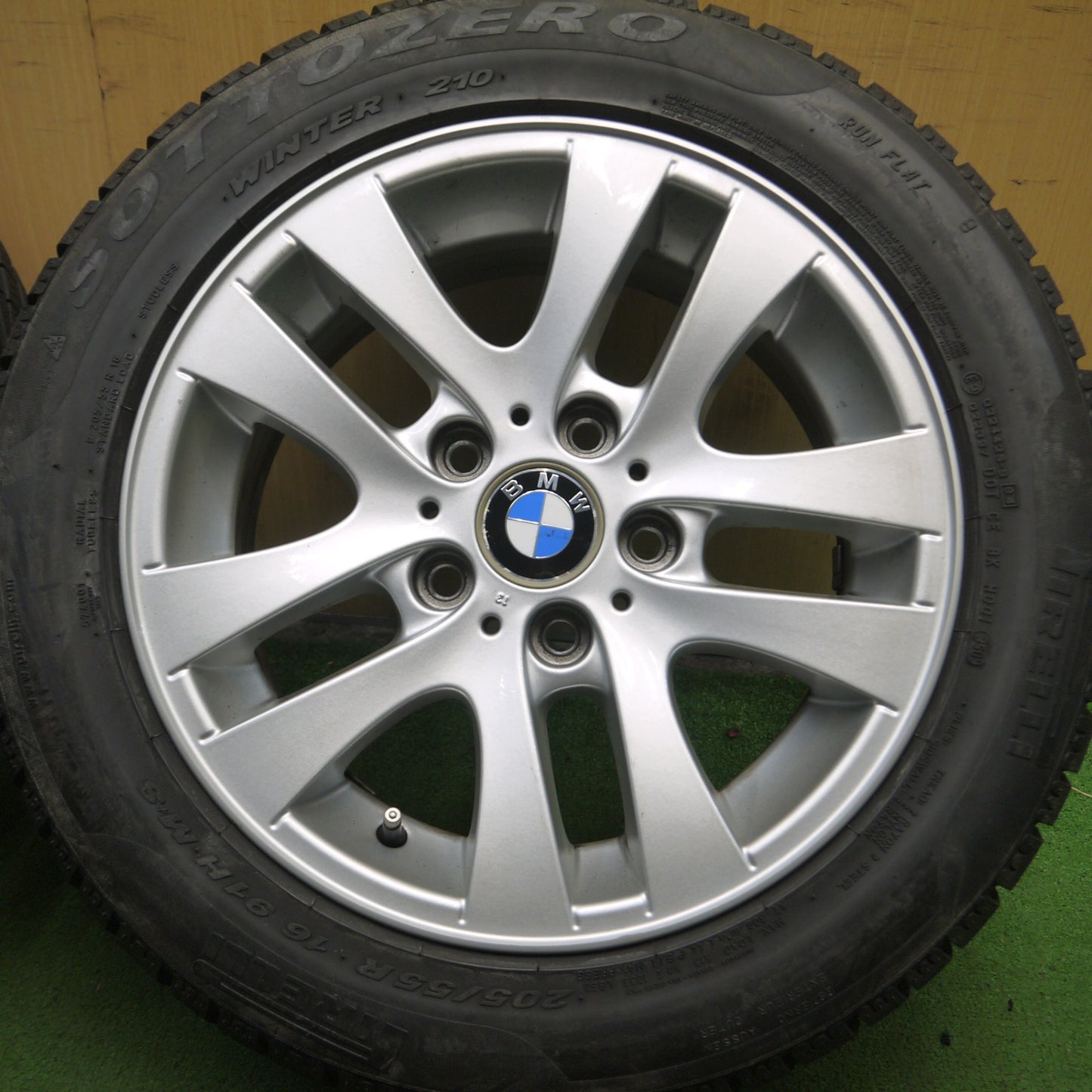 *送料無料* バリ溝！キレイ！8.5分★BMW 3シリーズ E90 E91 純正 205/55R16 スタッドレス ピレリ SOTTOZERO WINTER 210 PCD120/5H★4022108Hス