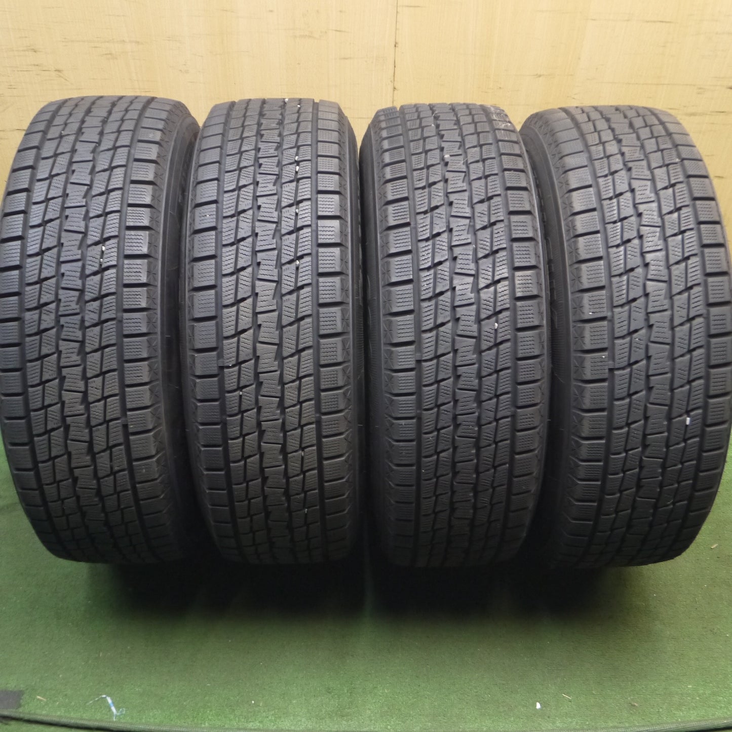 *送料無料*バリ溝！20年！キレイ！9.5分★ベンツ 等 EUROBAHN SPORTECHNIC 235/65R17 スタッドレス グッドイヤー アイスナビ SUV PCD112/5H★4012703クス