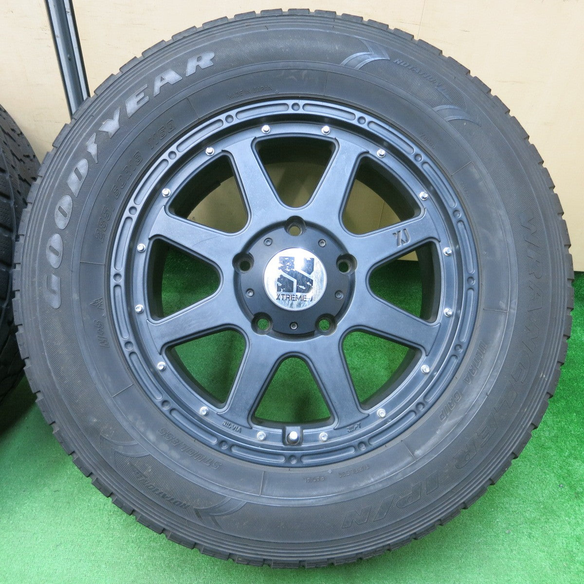 *送料無料* キレイ★ランクル 等 285/60R18 XTREME-J XJ スタッドレス グッドイヤー ラングラー IP/N PCD150/5H★4022605イス