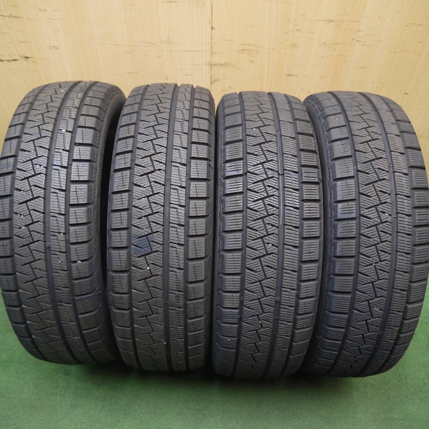 [送料無料]バリ溝！19年！9.5分以上★スタッドレス 175/65R15 ピレリ アイスアシンメトリコ タイヤ アクア ヴィッツ 等★3083006Hスタ