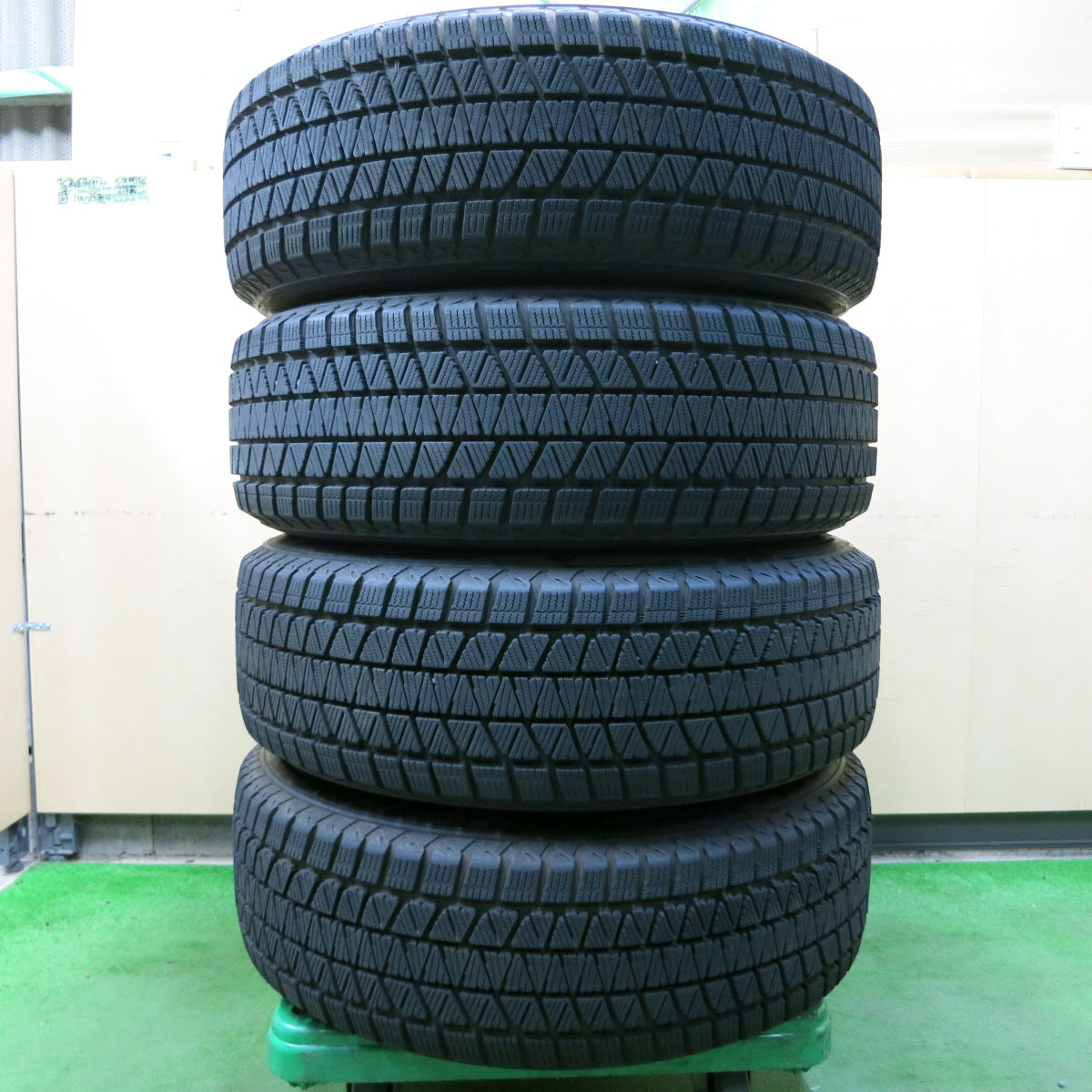 *送料無料*バリ溝！19年！キレイ！9.5分★スタッドレス 235/65R18 ブリヂストン ブリザック DM-V3 ECO FORME エコフォルム 18インチ PCD114.3/5H★3102002イス