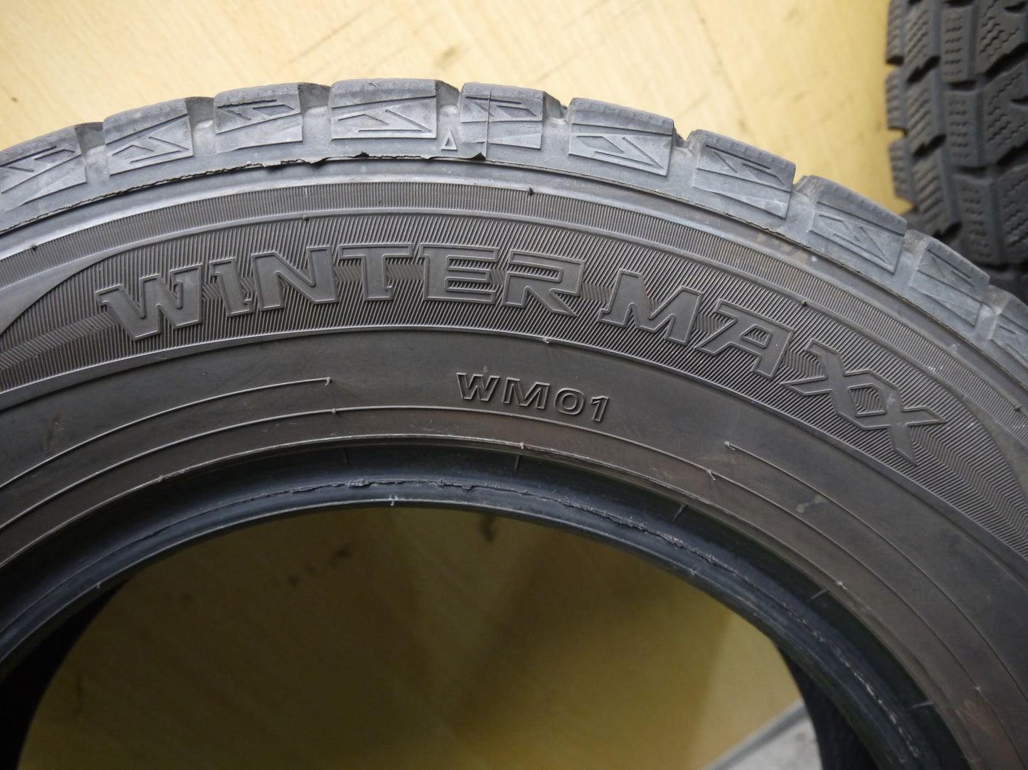 [送料無料]バリ溝！18年！8.5分★スタッドレス 185/70R14 ダンロップ ウインターマックス WM01 タイヤ 14インチ ノート ティーダ フリード 等★2070209ヤスタ