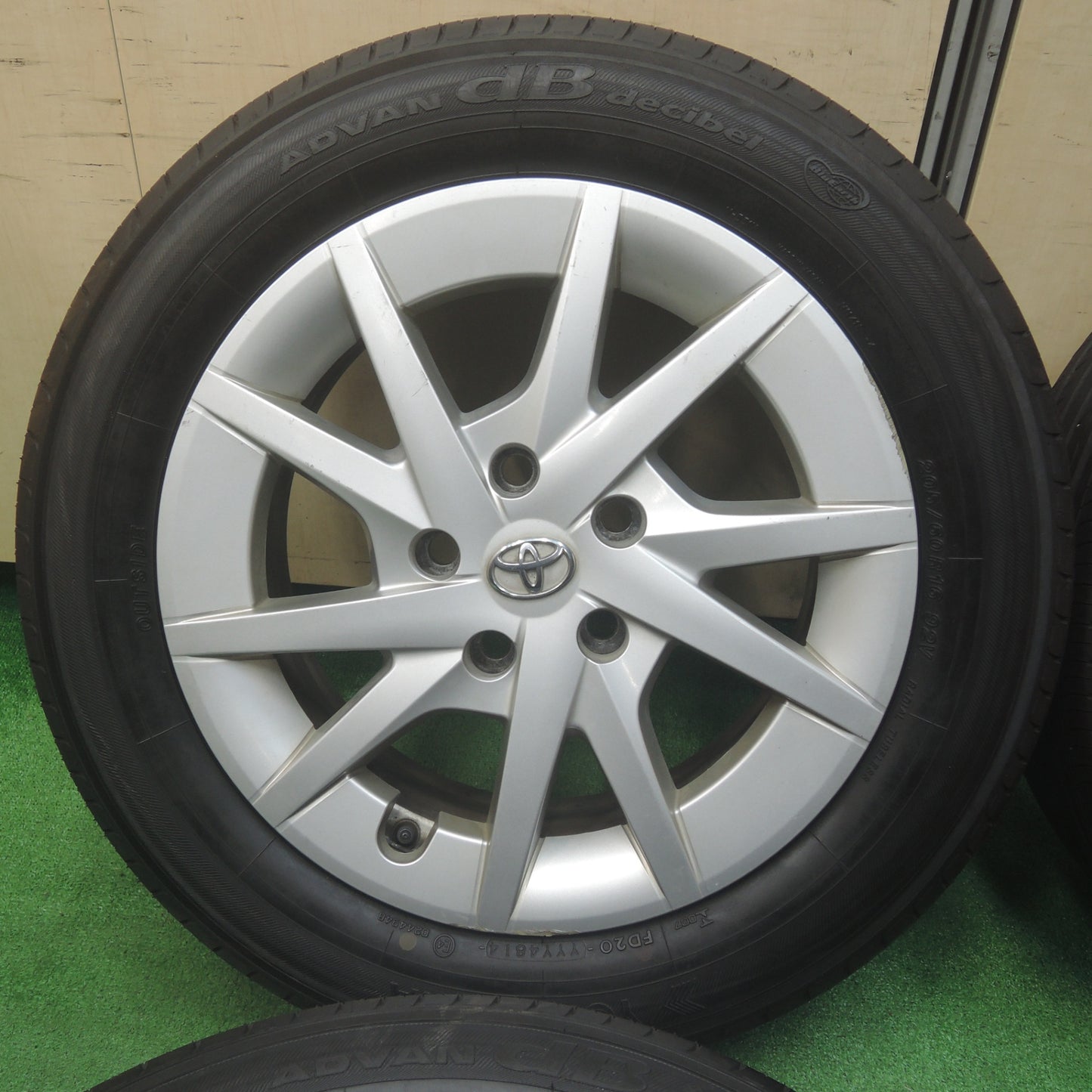 *送料無料* バリ溝！9.5分★トヨタ プリウスα 純正 205/60R16 ヨコハマ アドバン dB デシベル 16インチ PCD114.3/5H★4022110SYノ